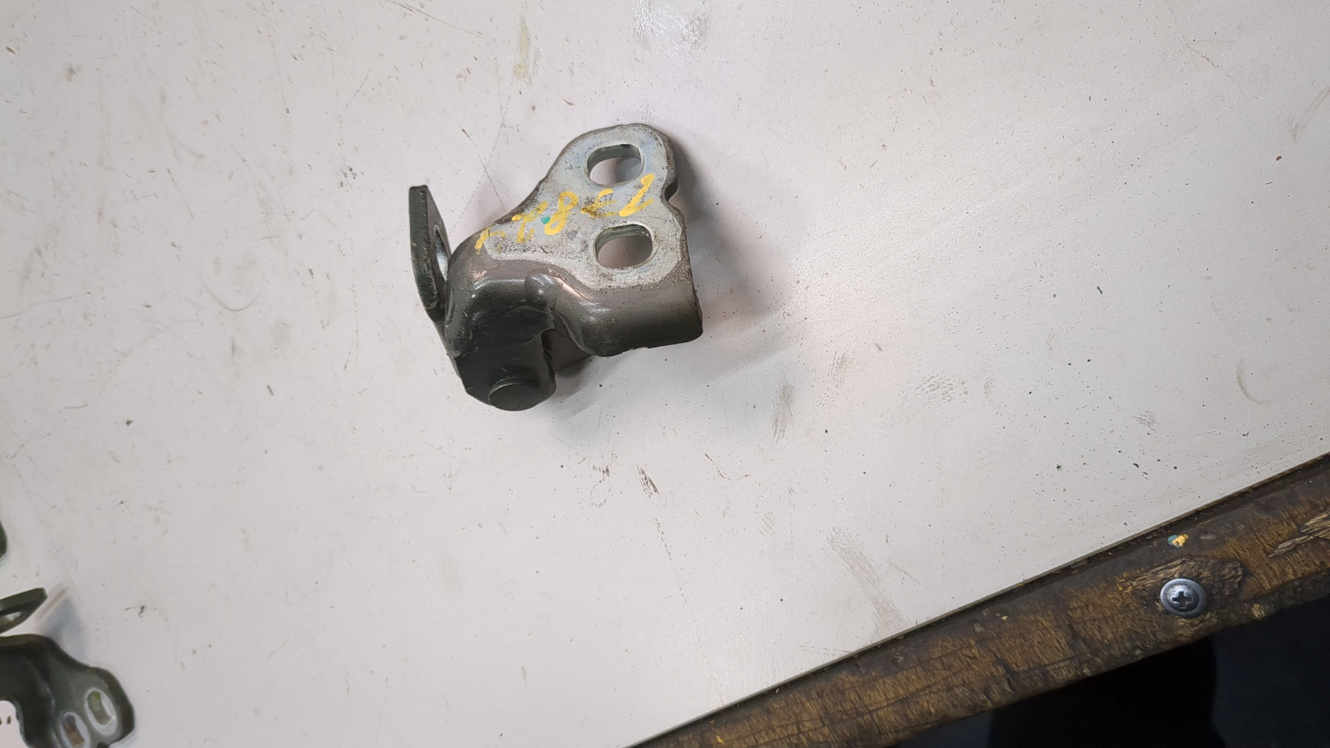 Петля двери