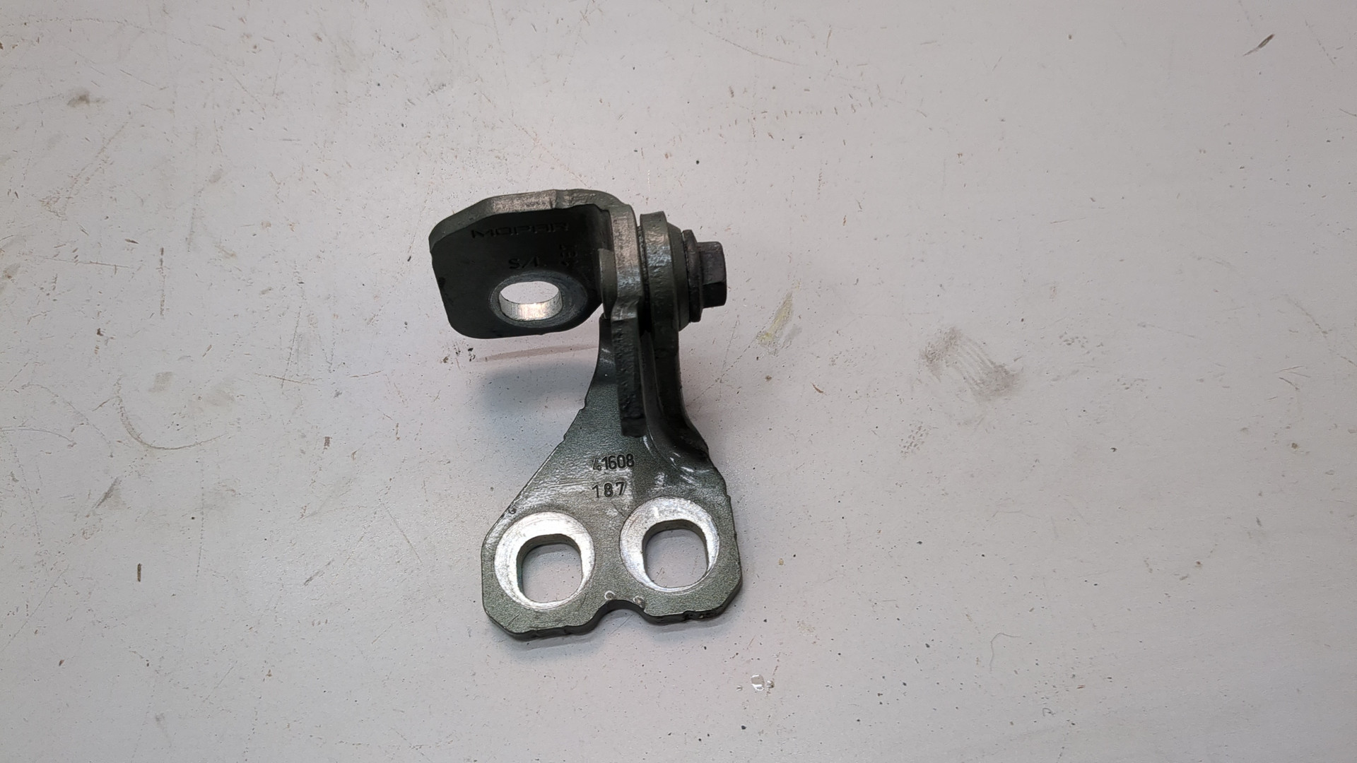 Петля двери