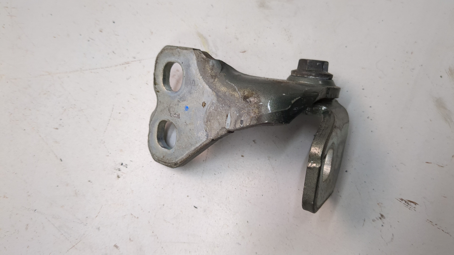 Петля двери