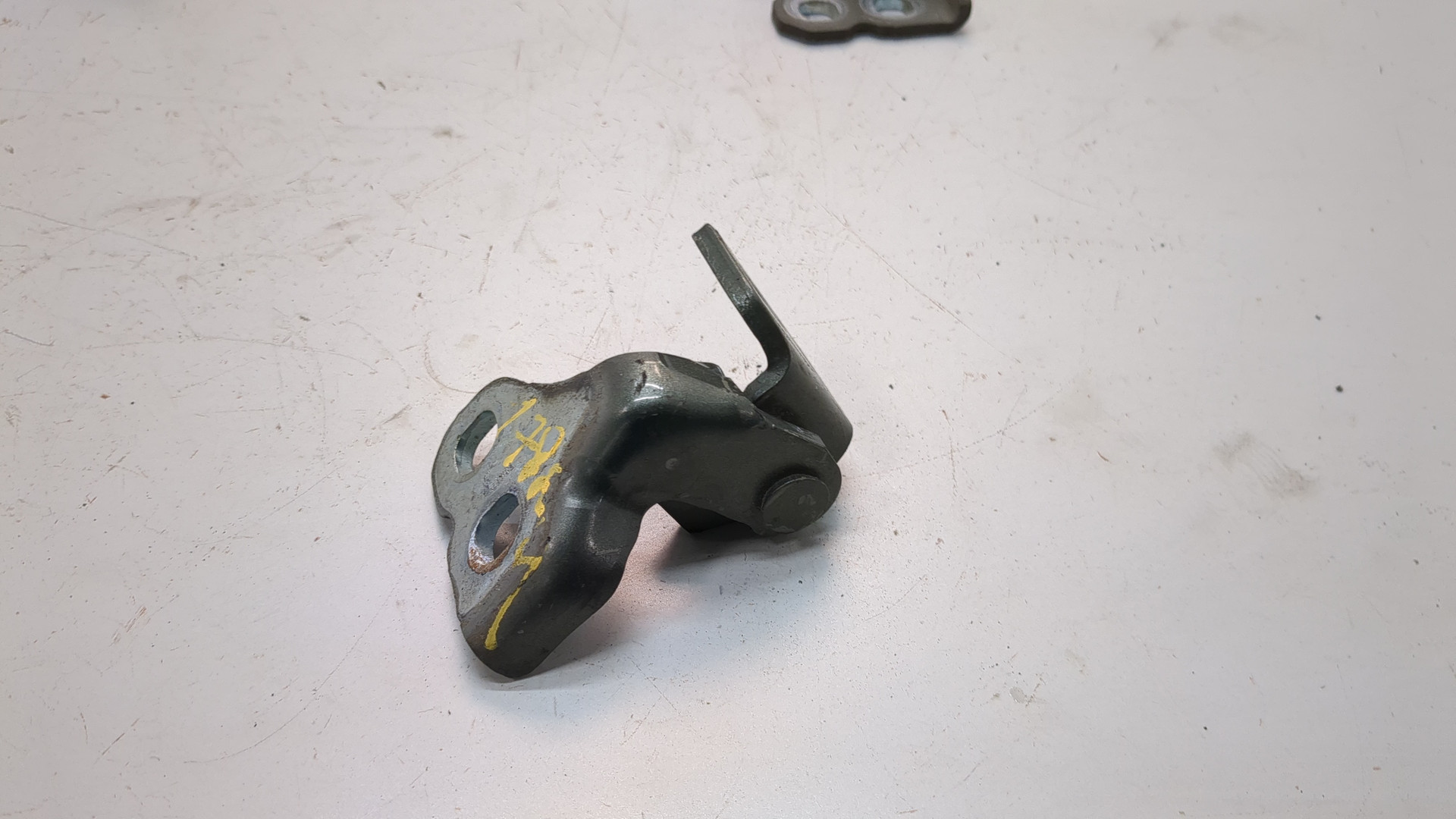 Петля двери