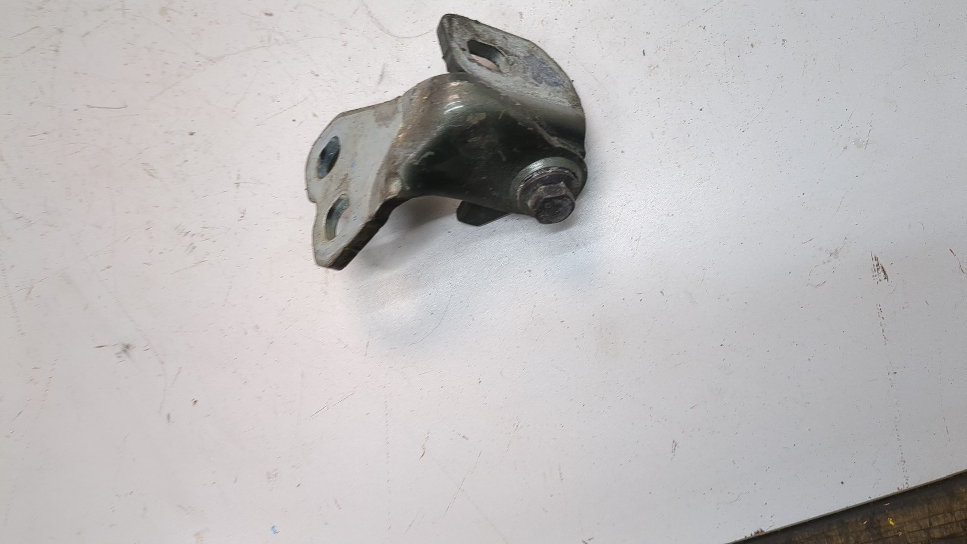 Петля двери