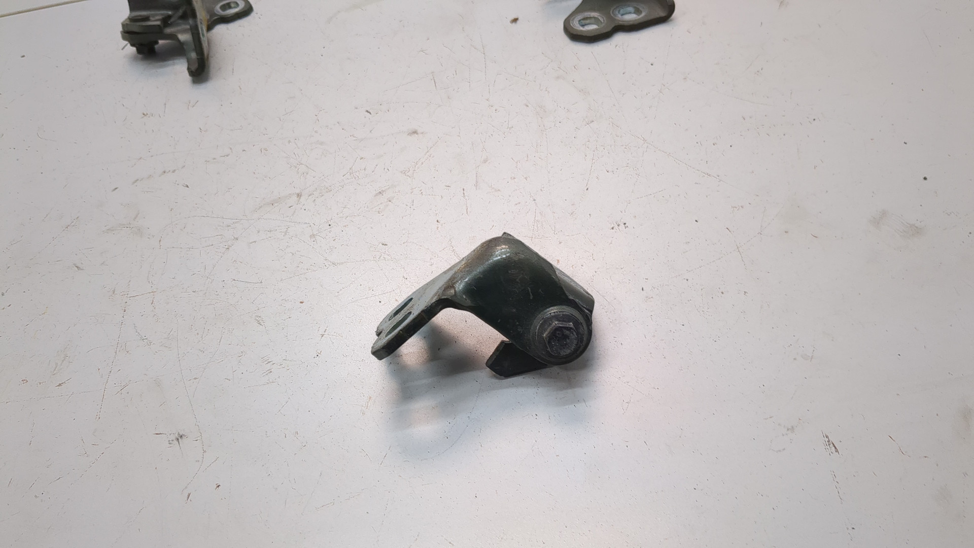 Петля двери