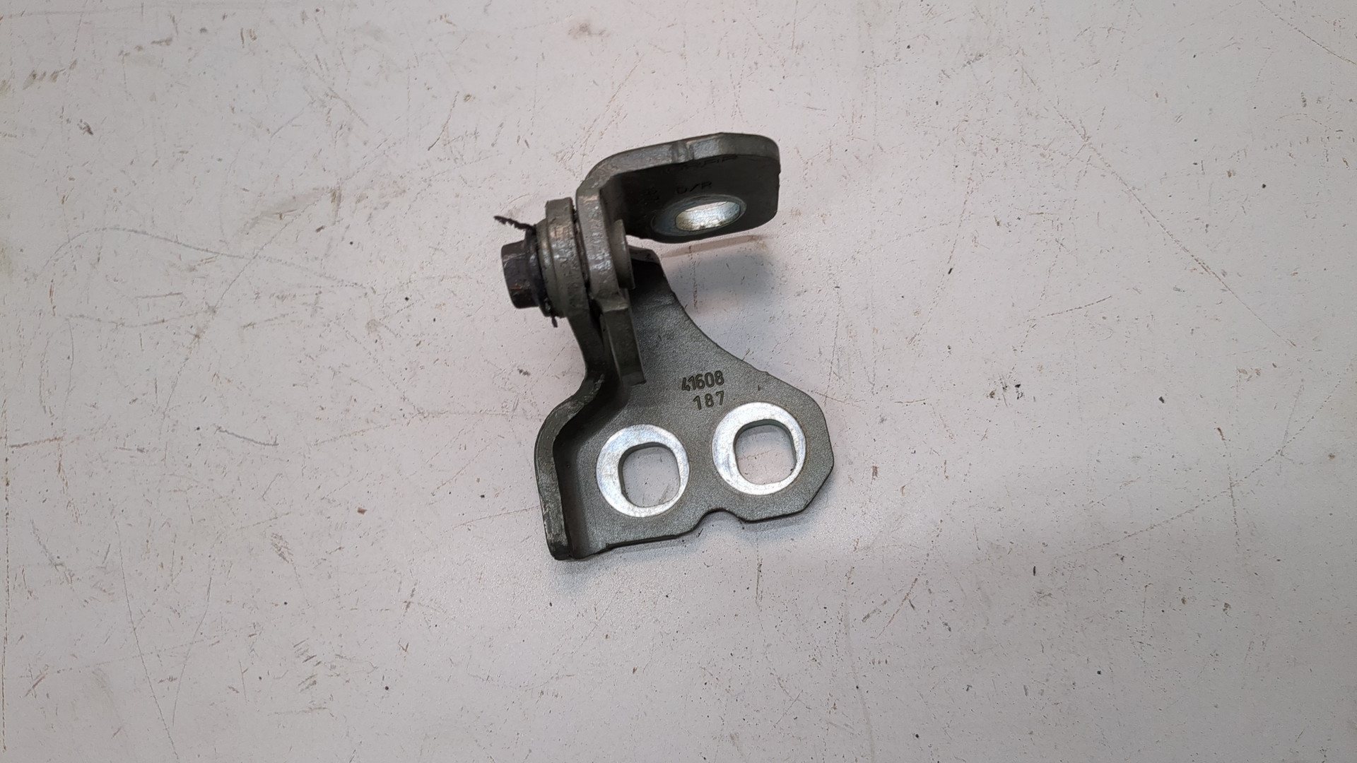 Петля двери