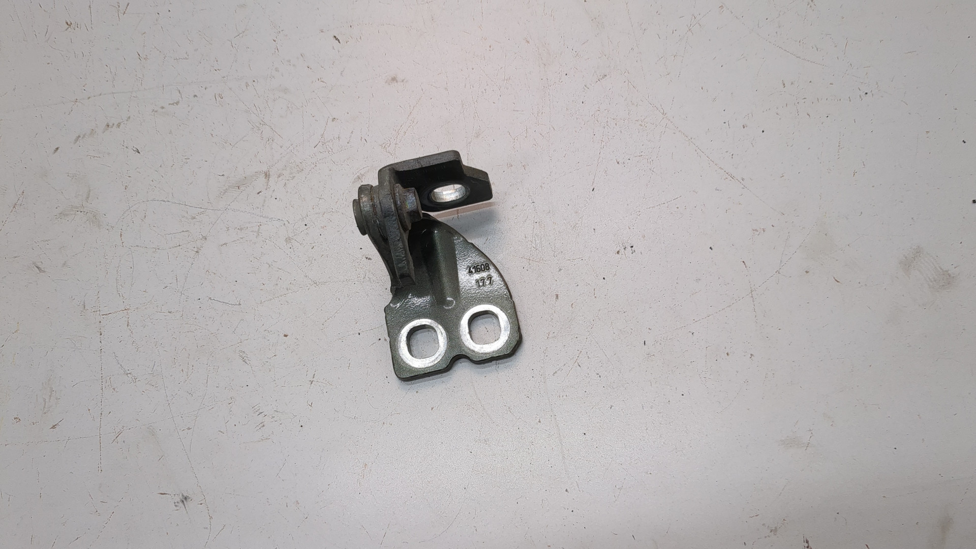 Петля двери