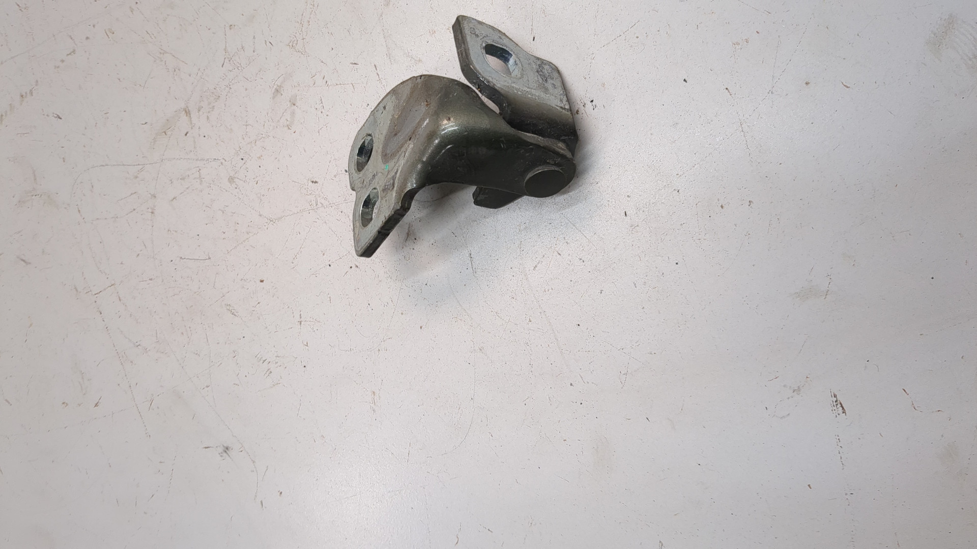 Петля двери