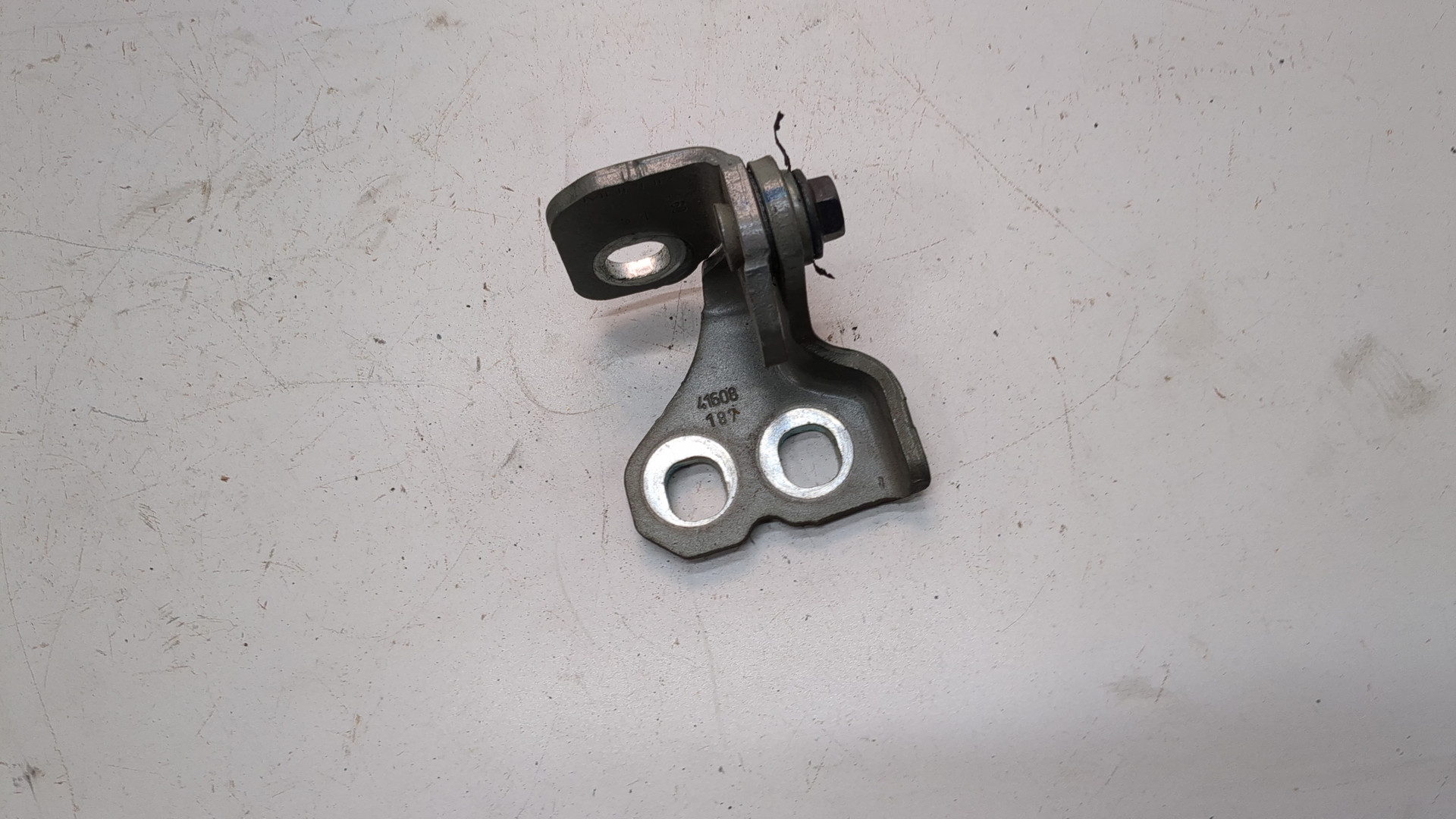 Петля двери