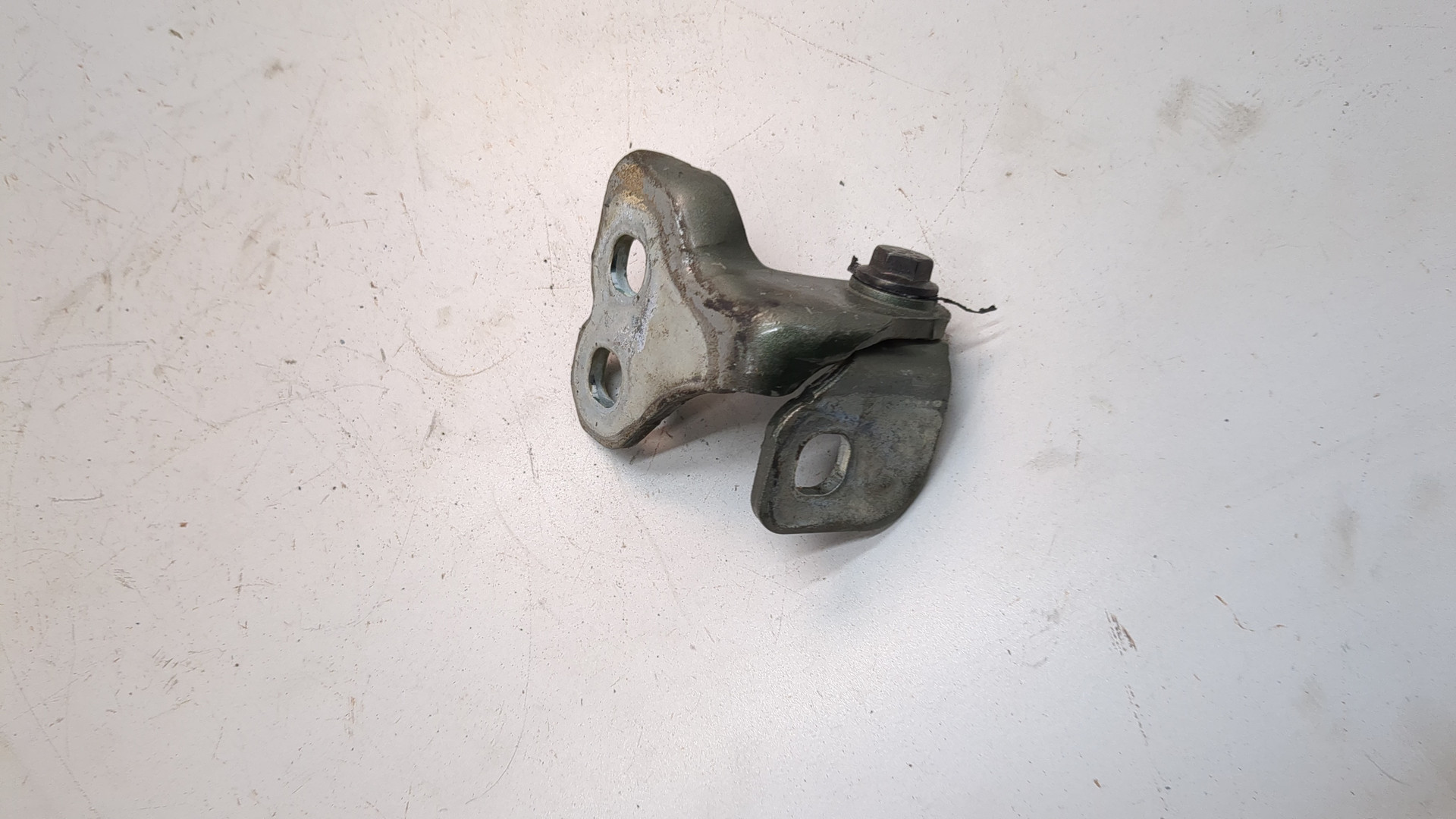 Петля двери