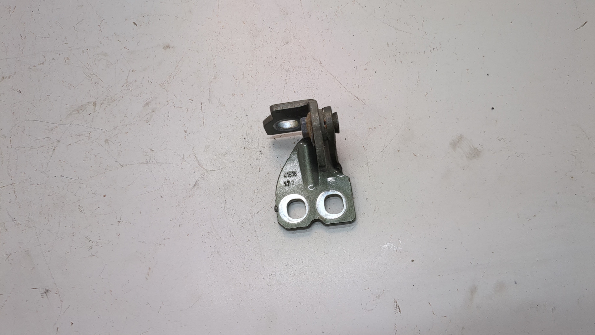 Петля двери