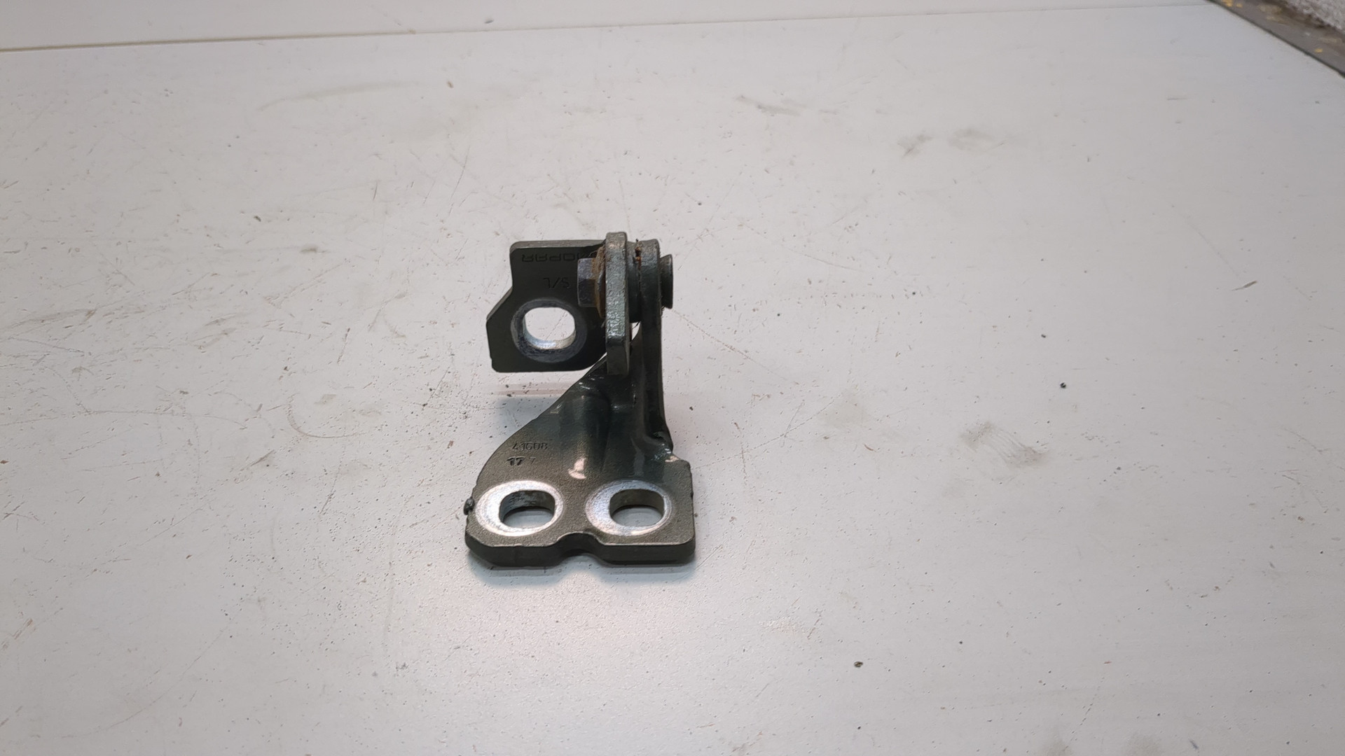 Петля двери