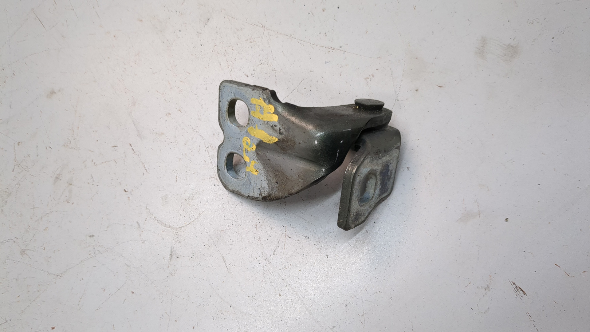 Петля двери