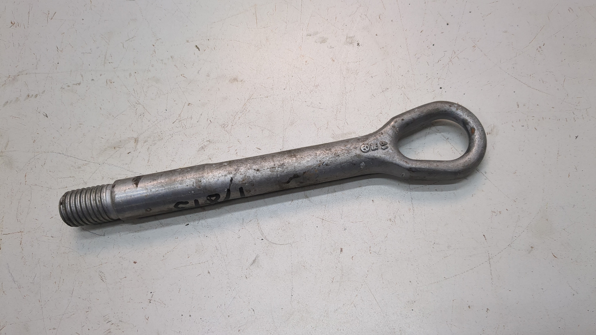 Крюк буксировочный