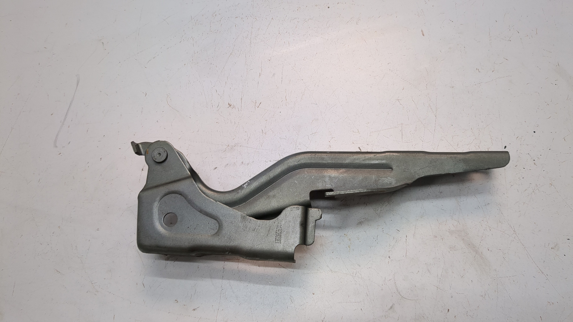 Петля капота правая