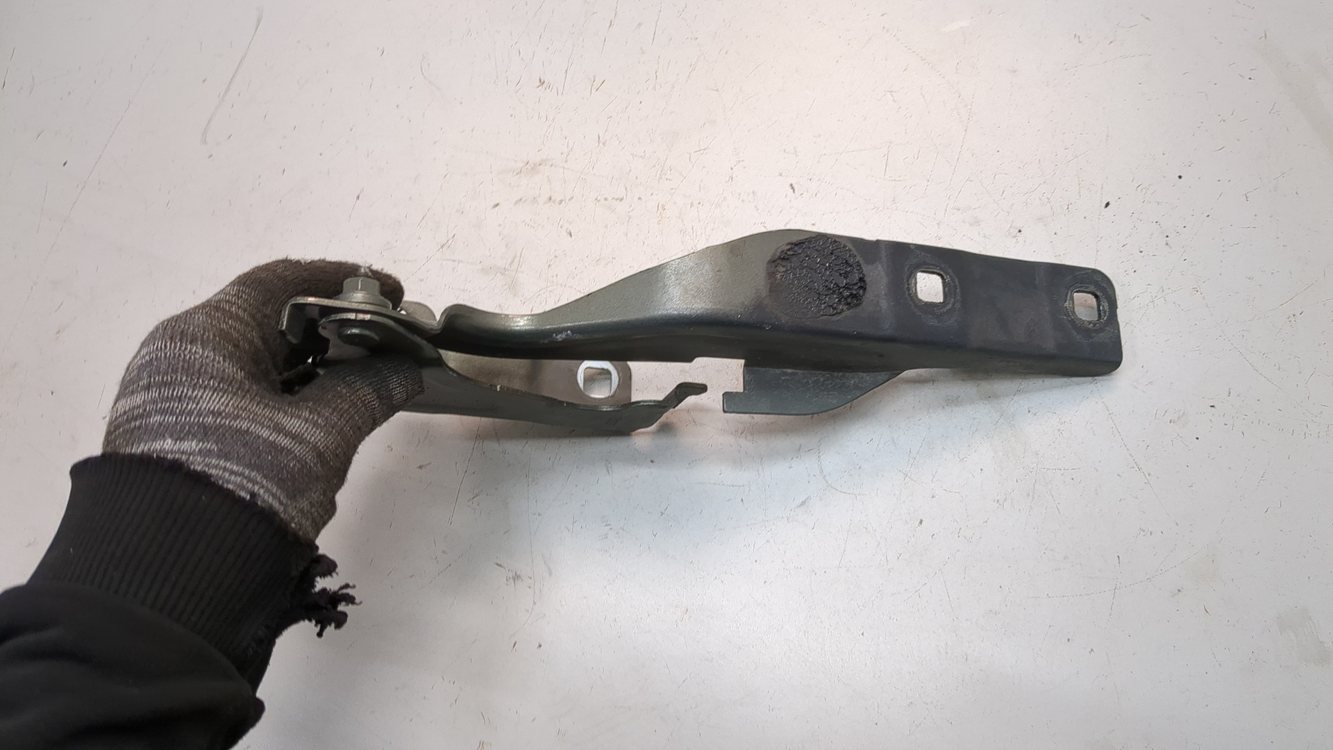 Петля капота правая