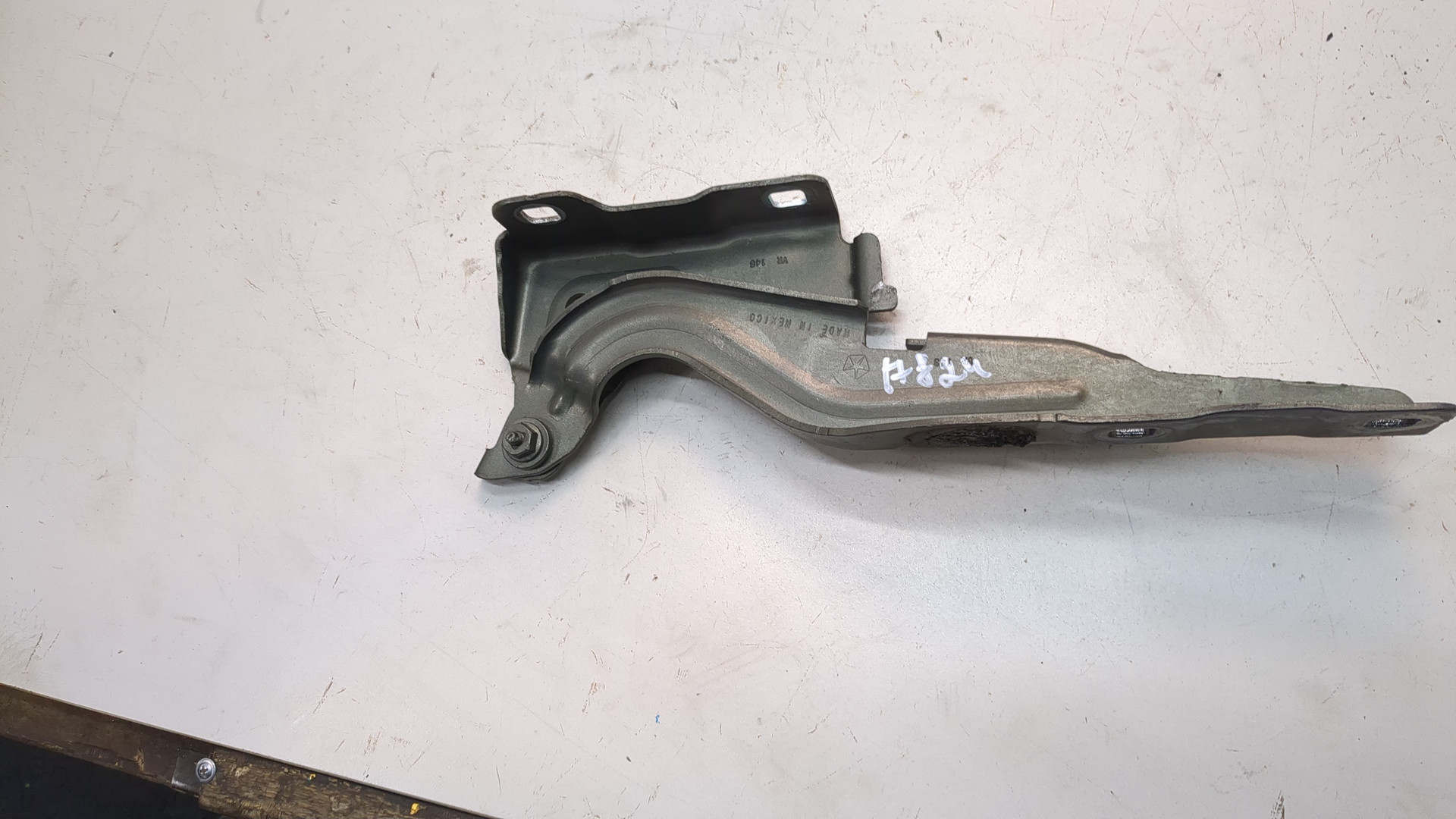 Петля капота правая