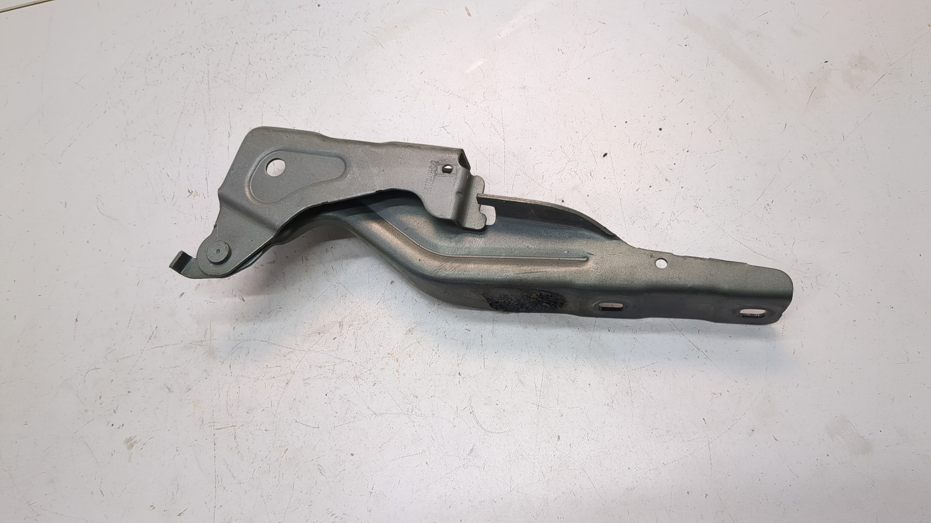 Петля капота левая