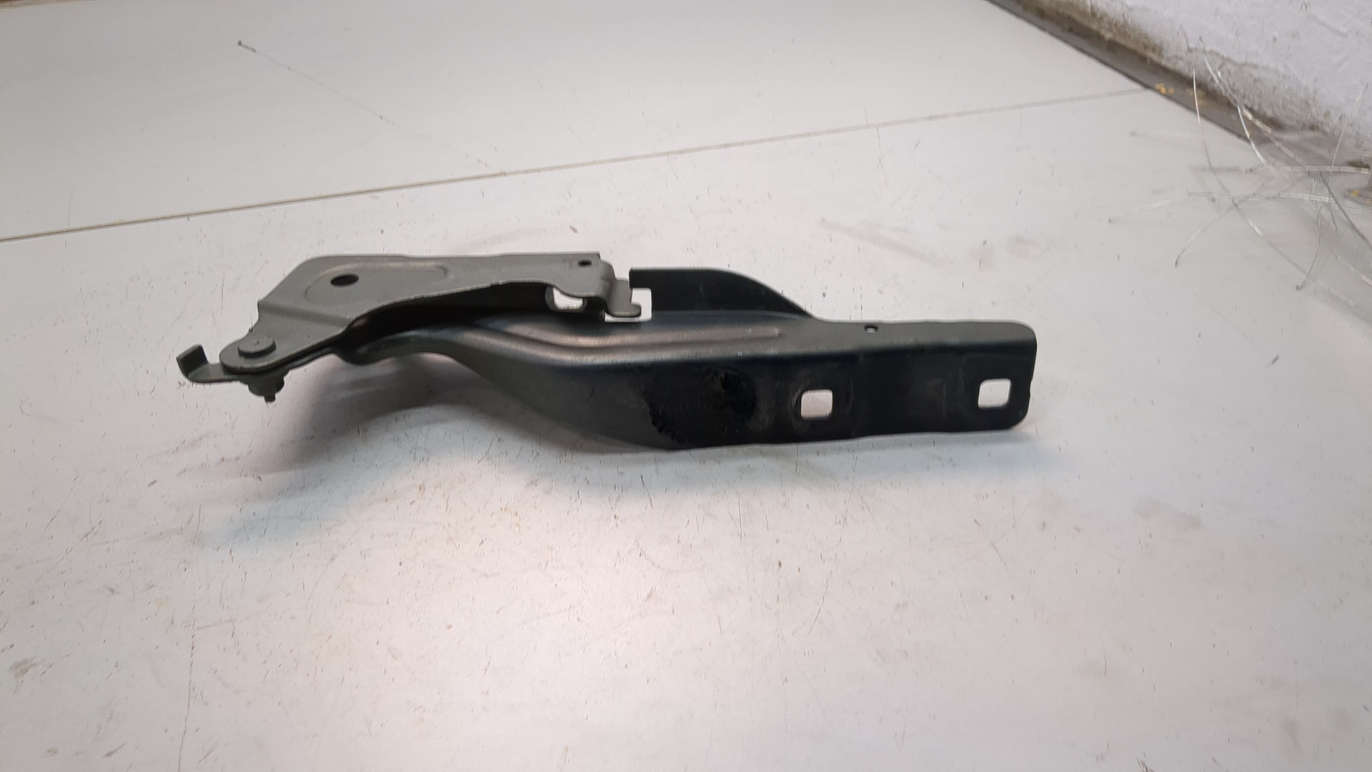 Петля капота левая