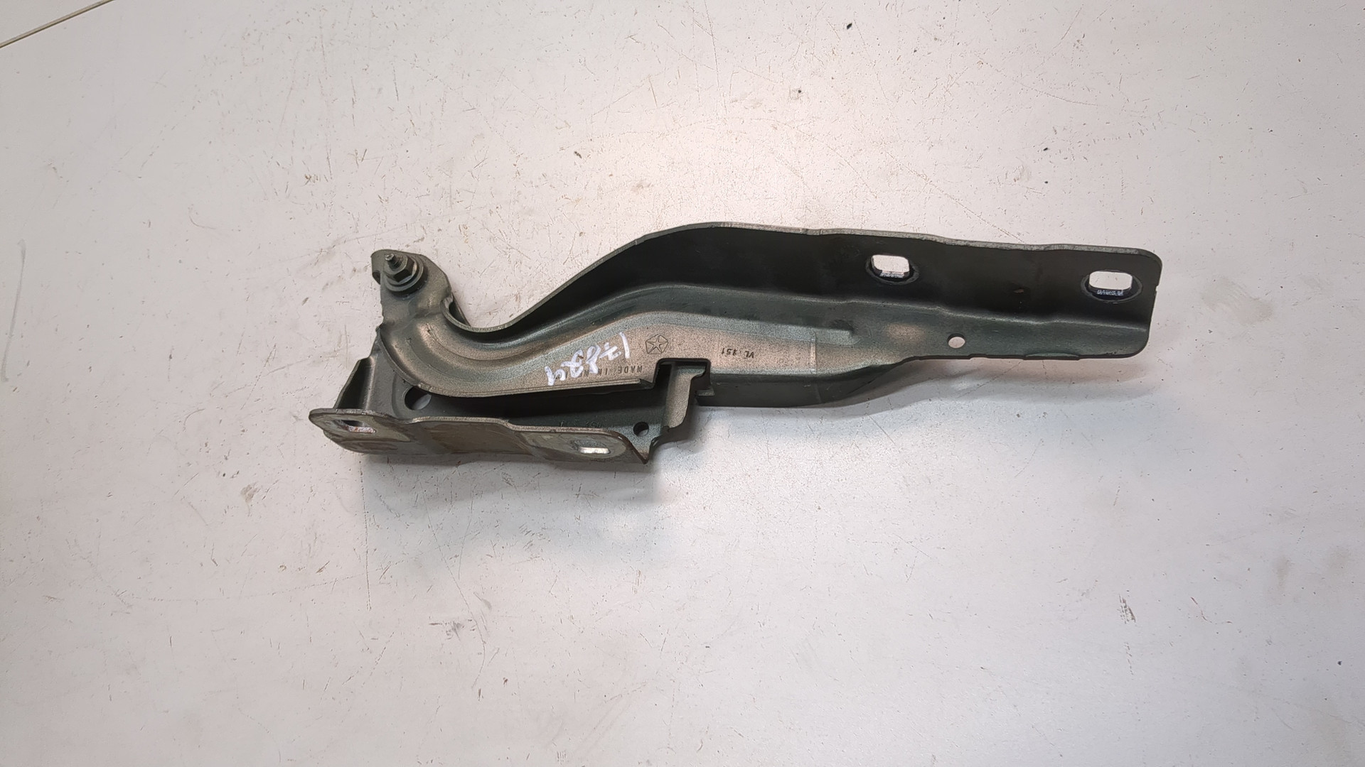 Петля капота левая