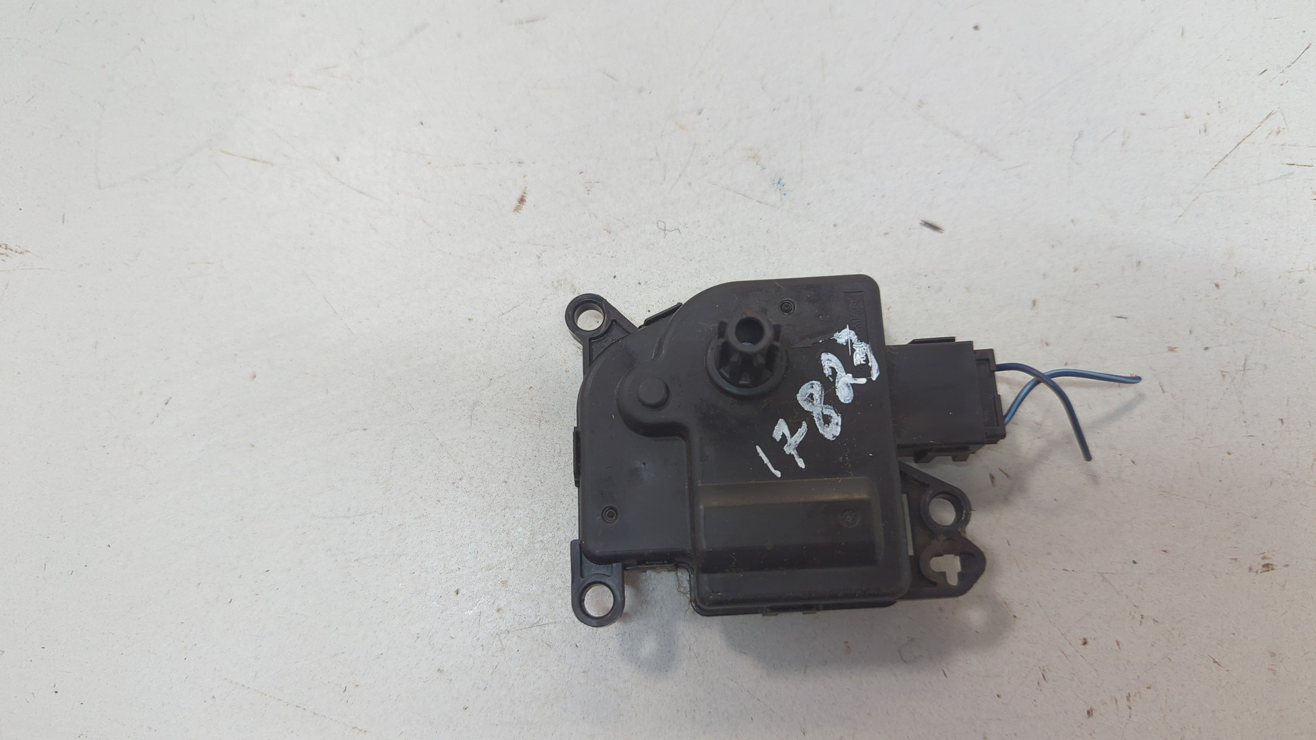 Моторчик заслонки печки