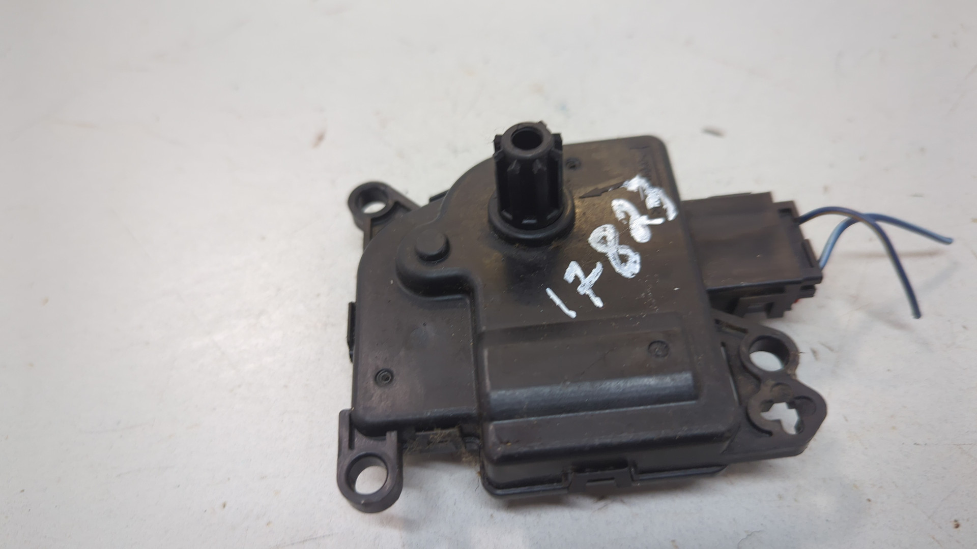 Моторчик заслонки печки