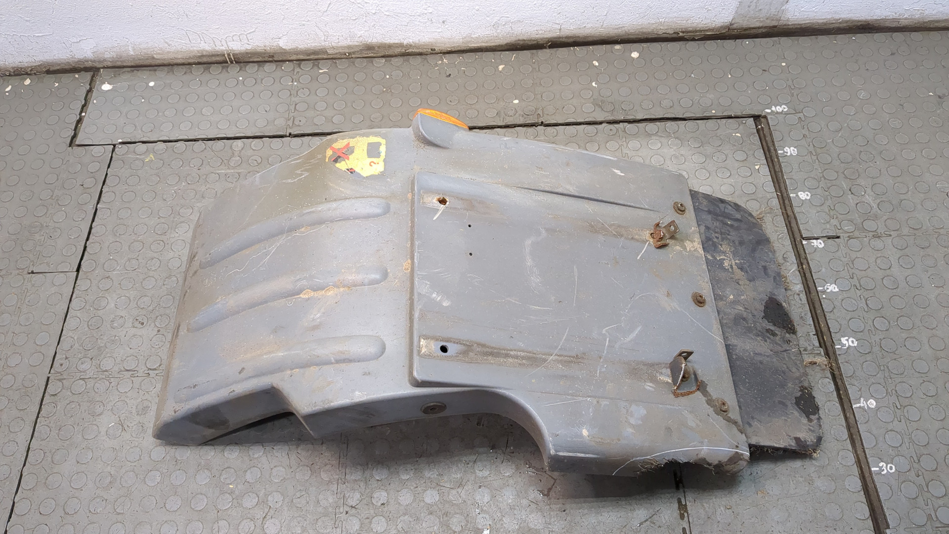 Крыло переднее правое