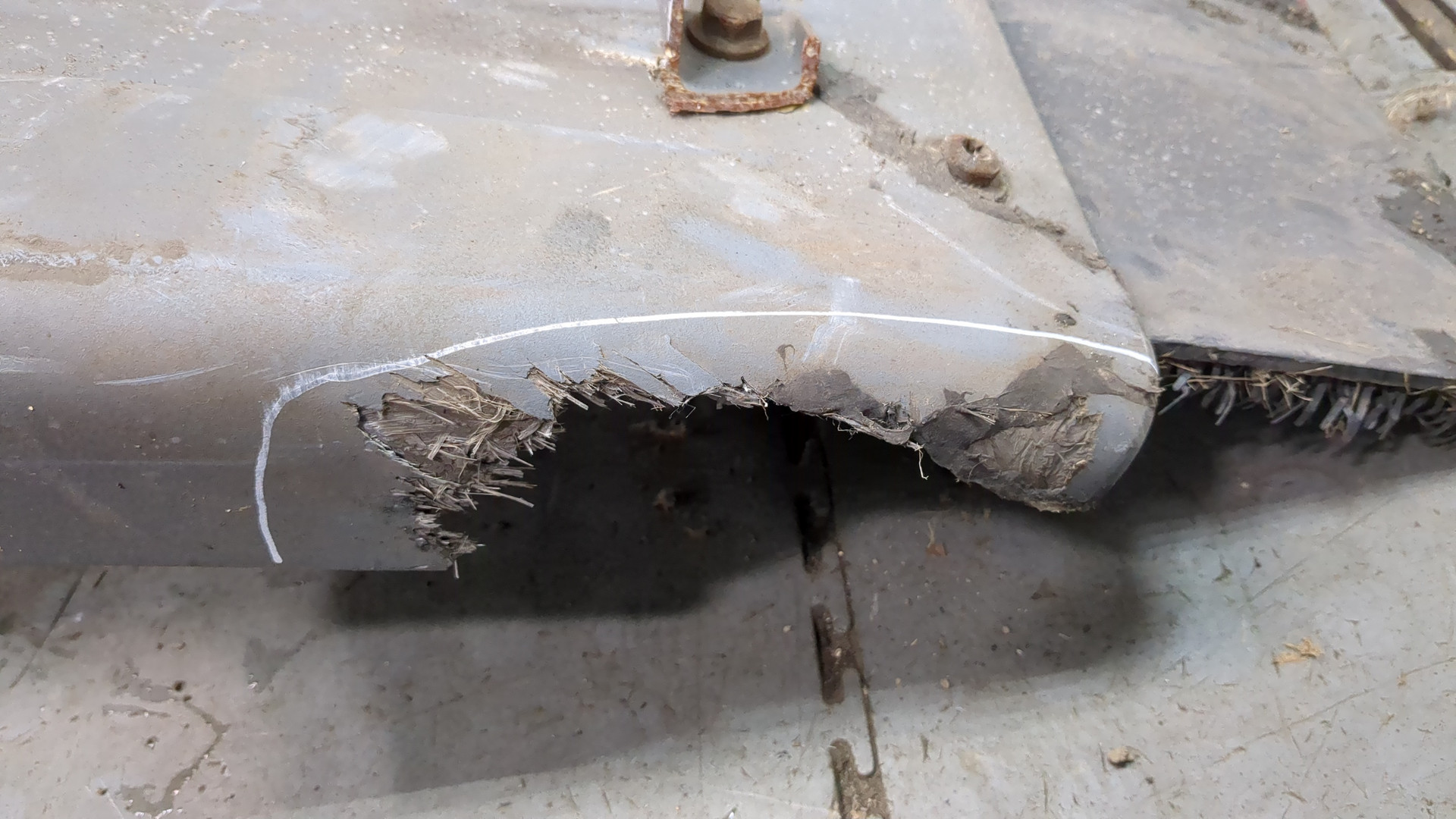 Крыло переднее правое