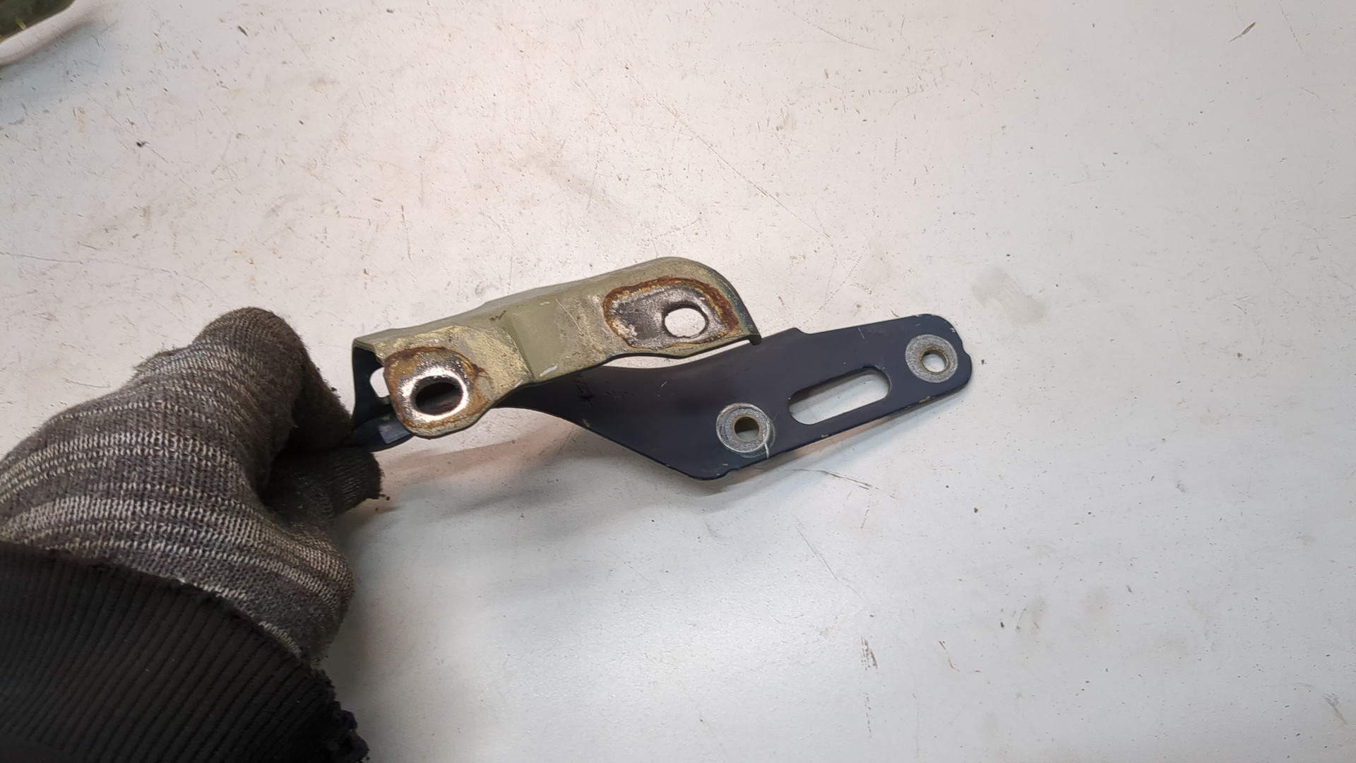 Петля капота левая