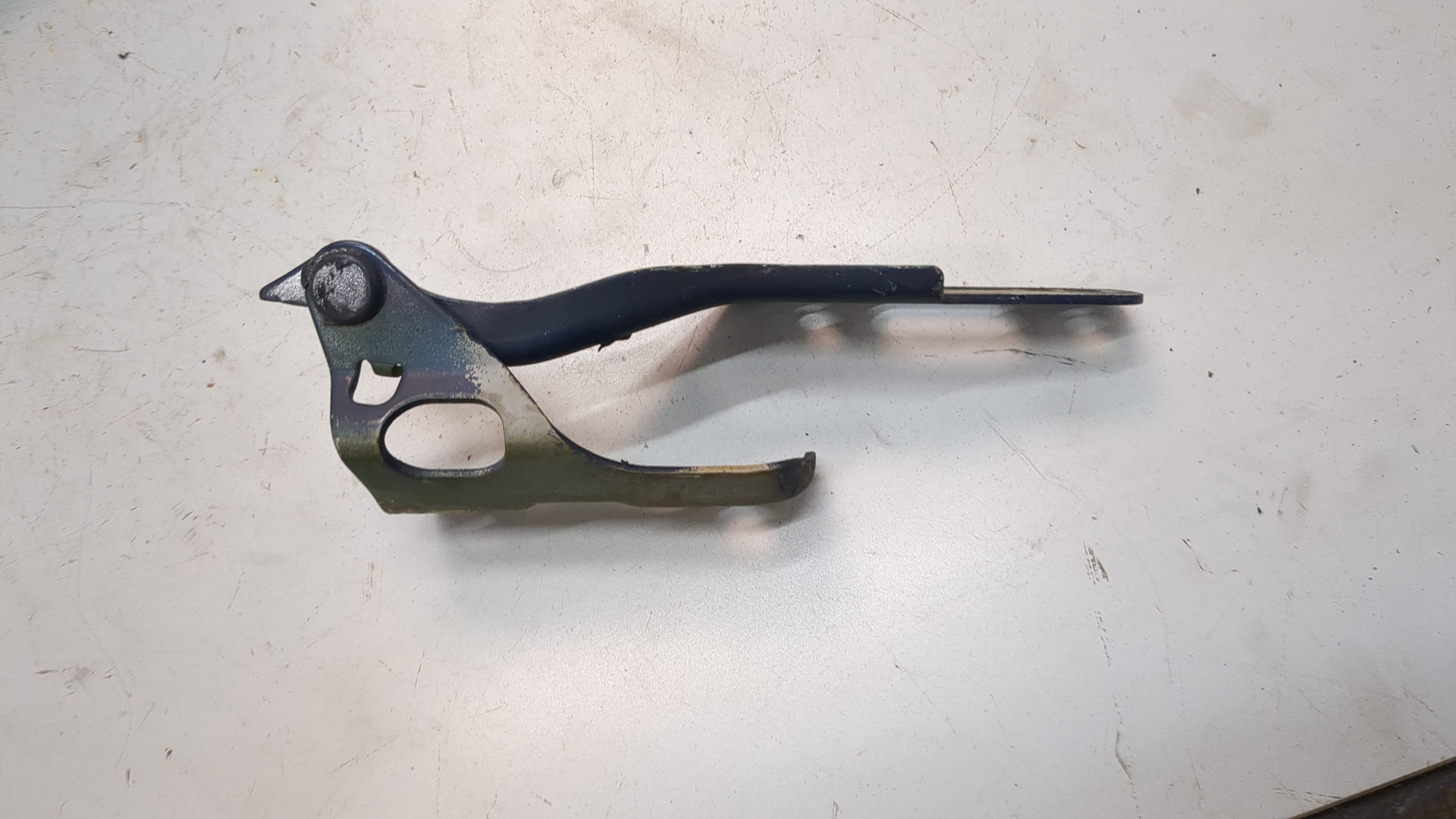 Петля капота левая