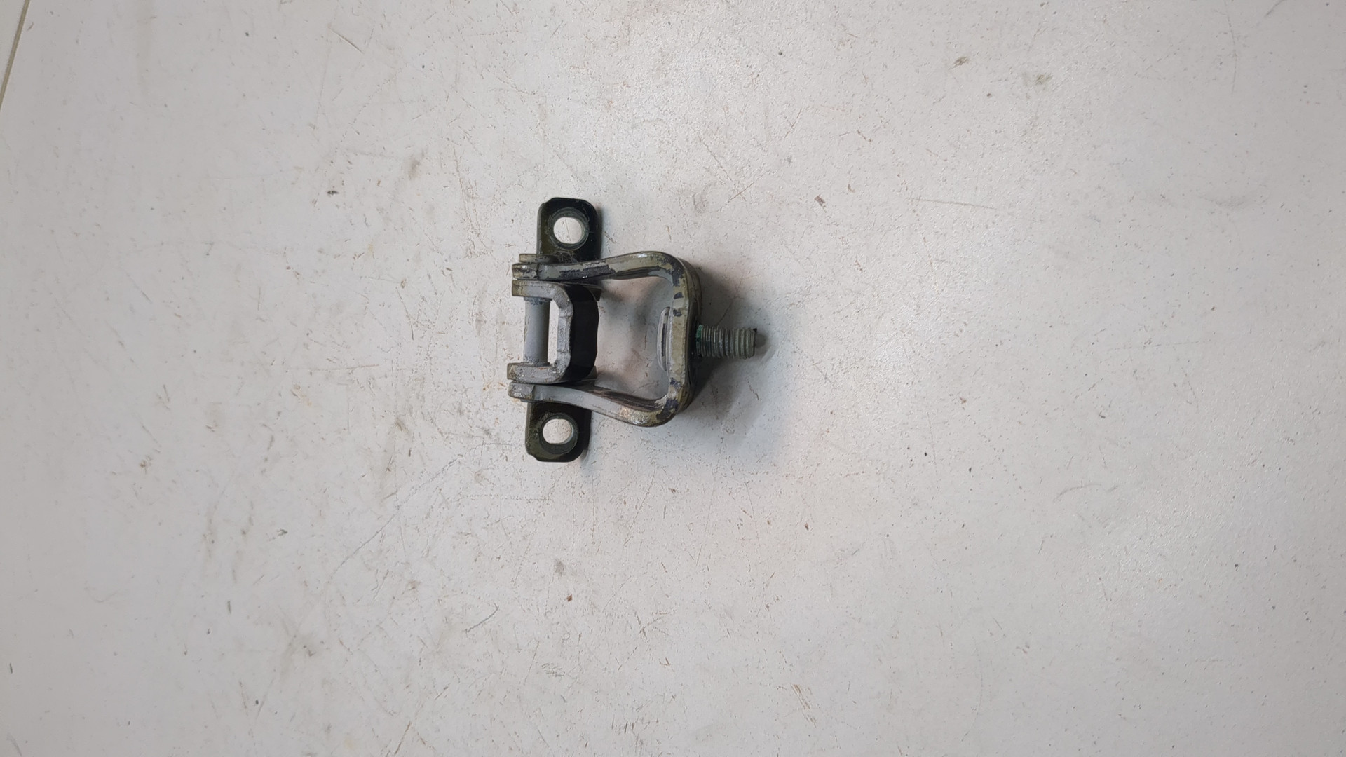 Петля крышки багажника