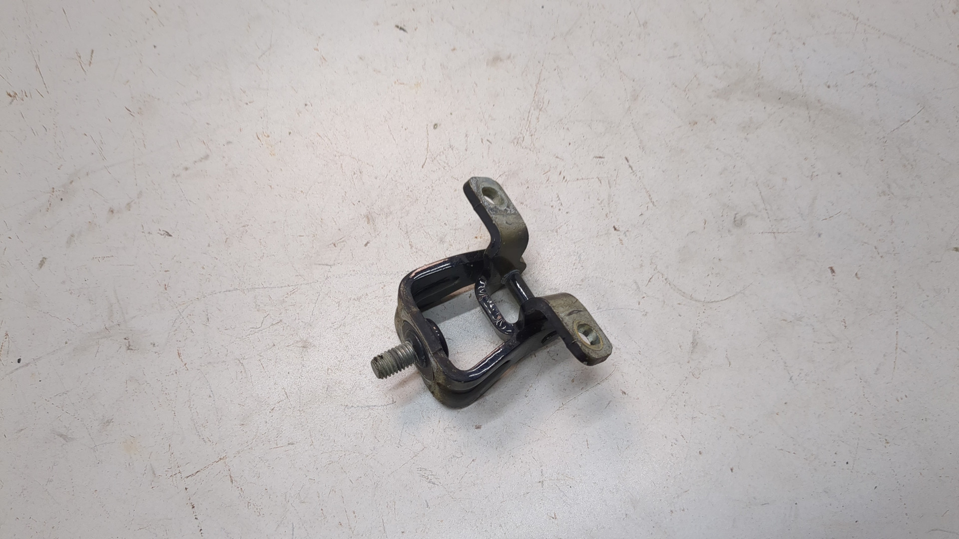 Петля крышки багажника