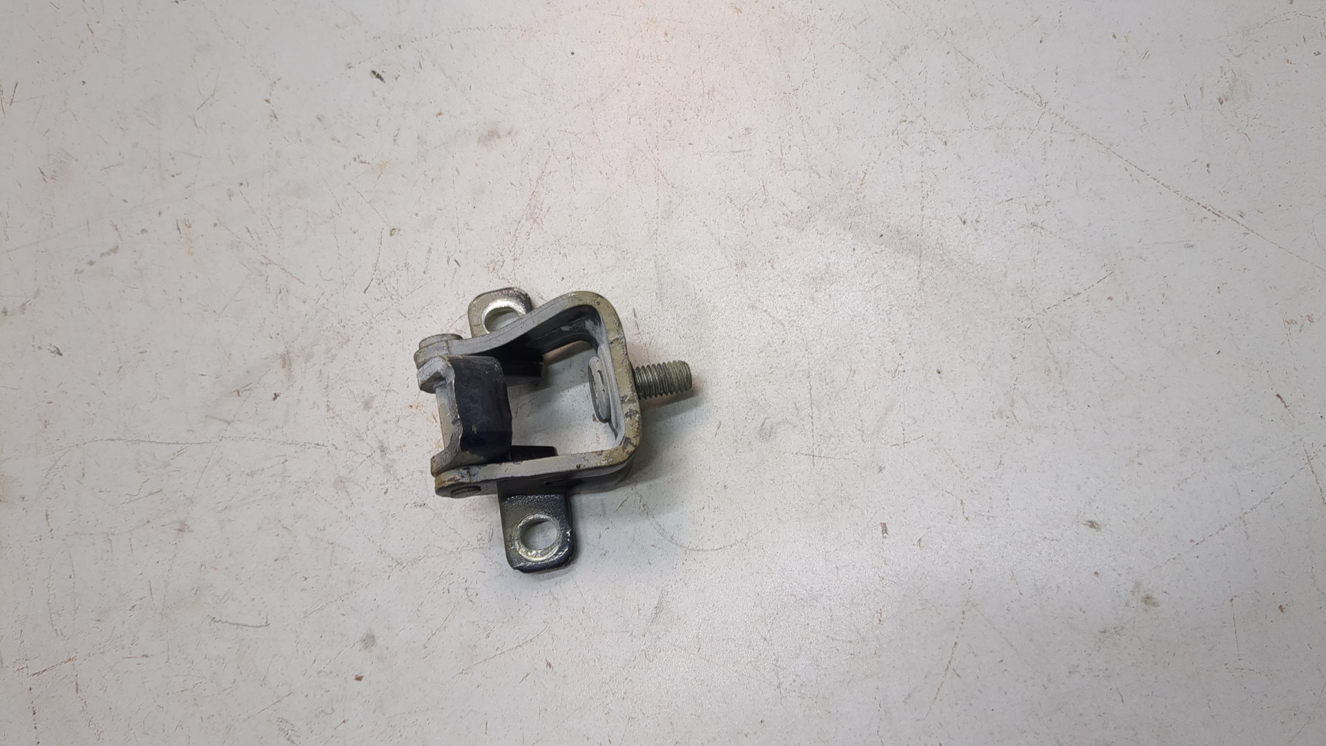 Петля крышки багажника