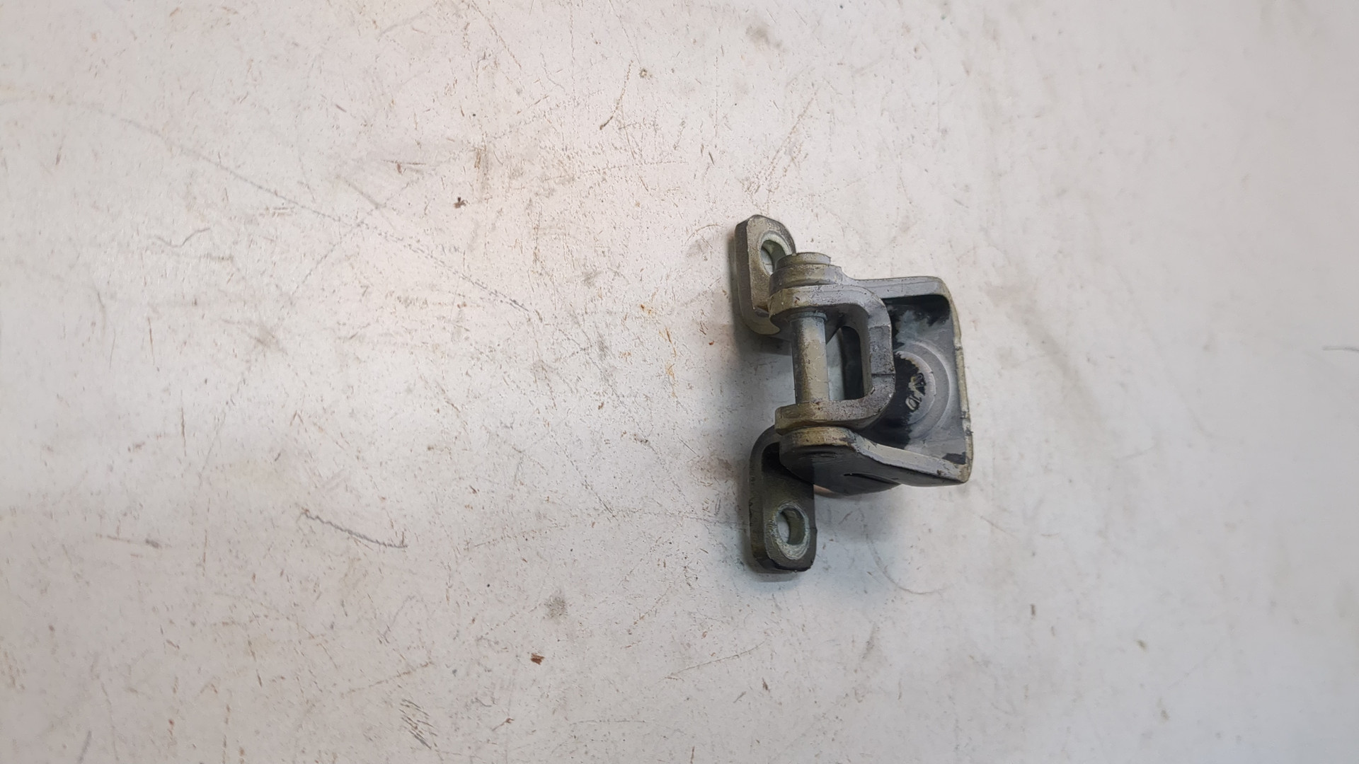 Петля крышки багажника