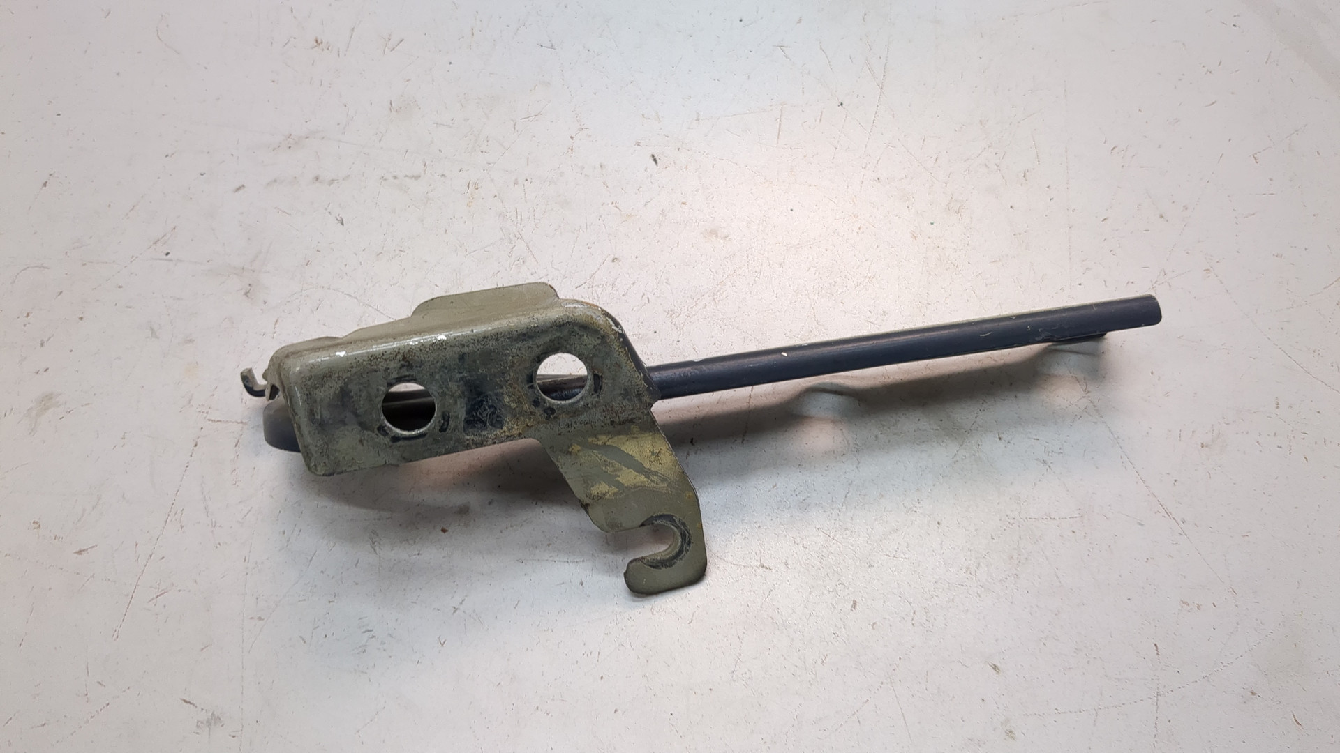 Петля капота правая