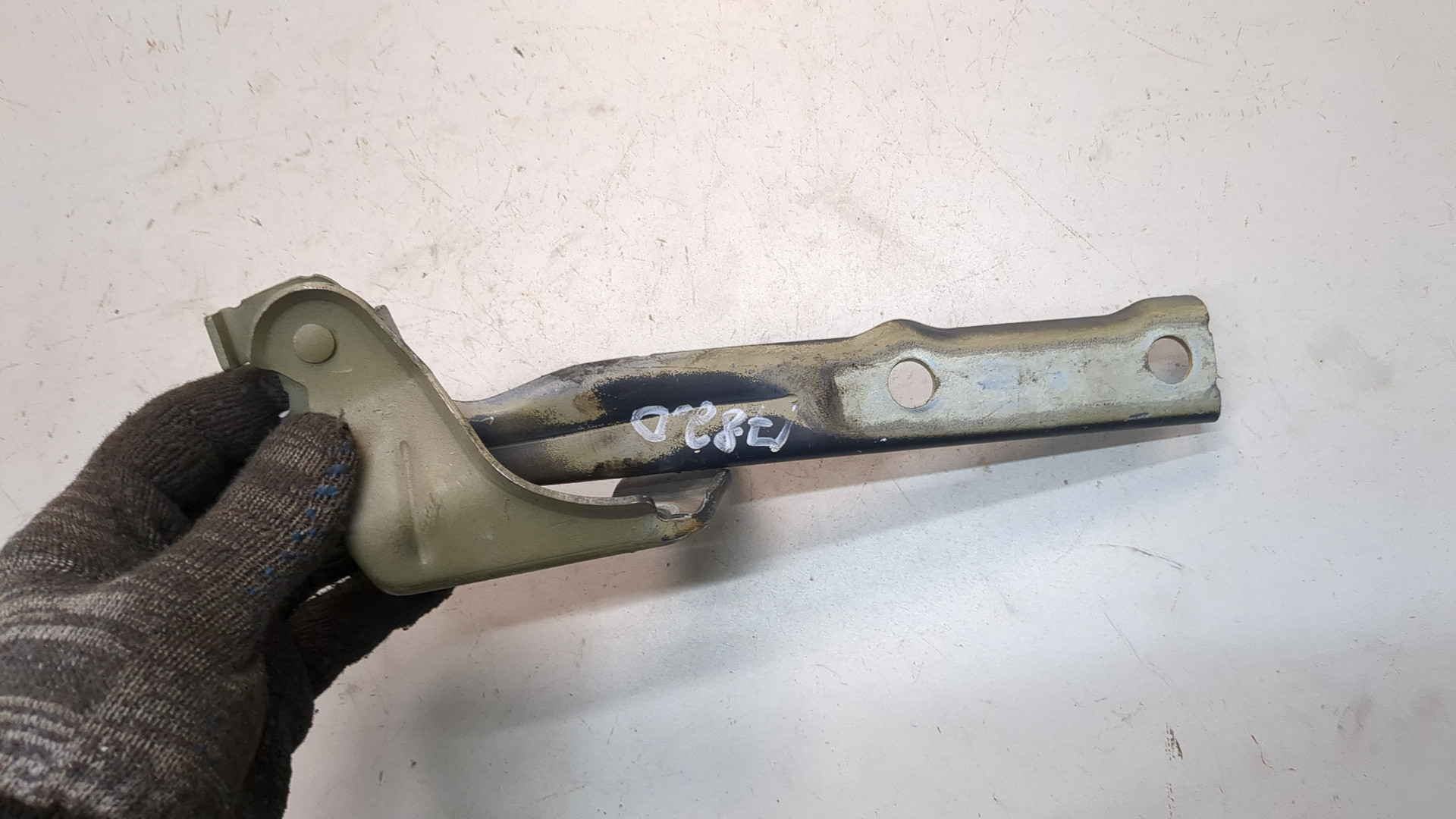 Петля капота правая