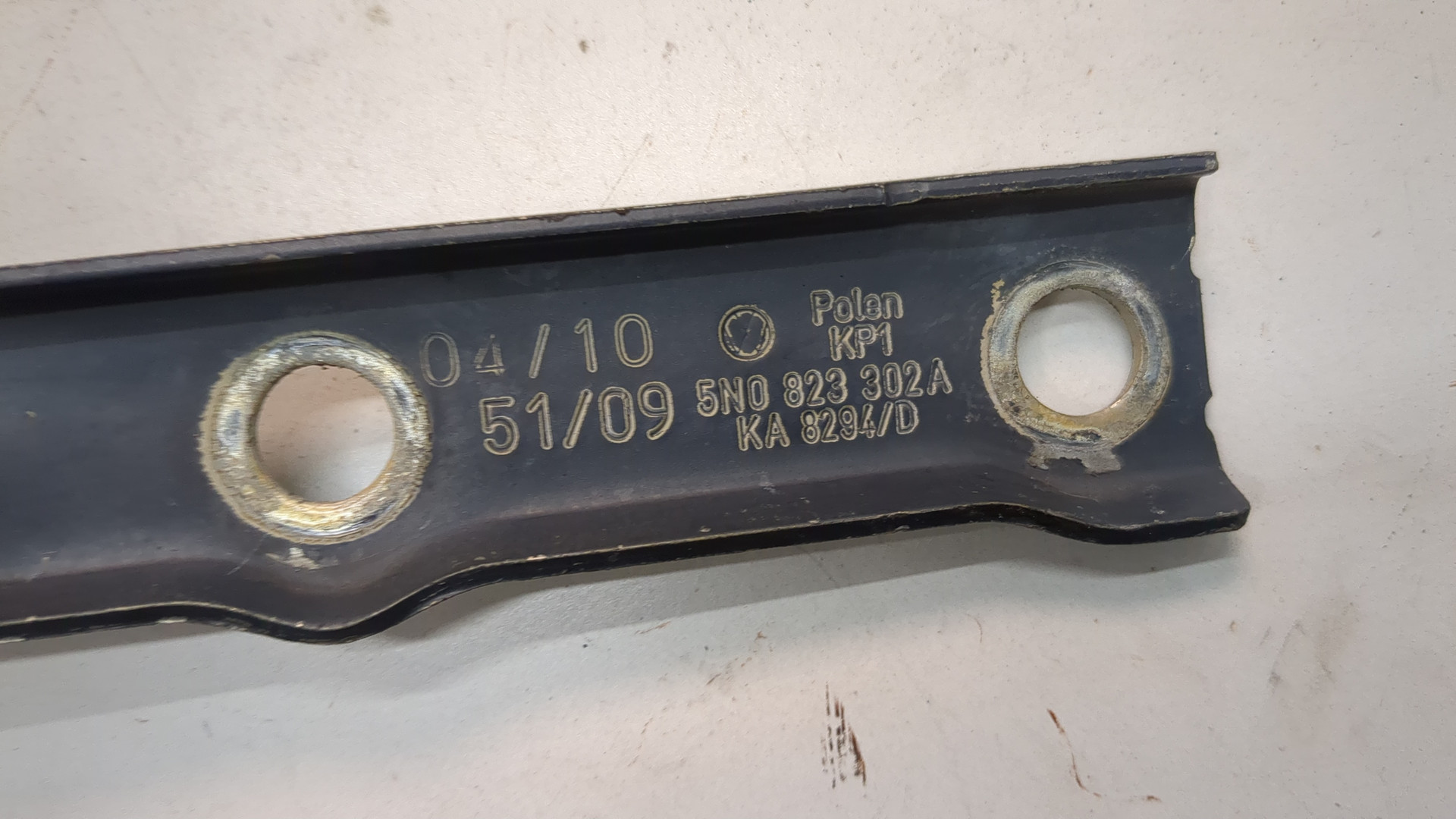 Петля капота правая