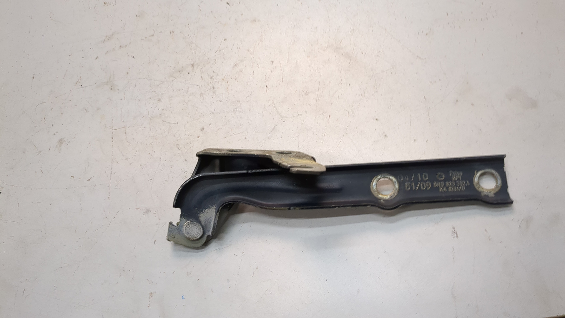 Петля капота правая