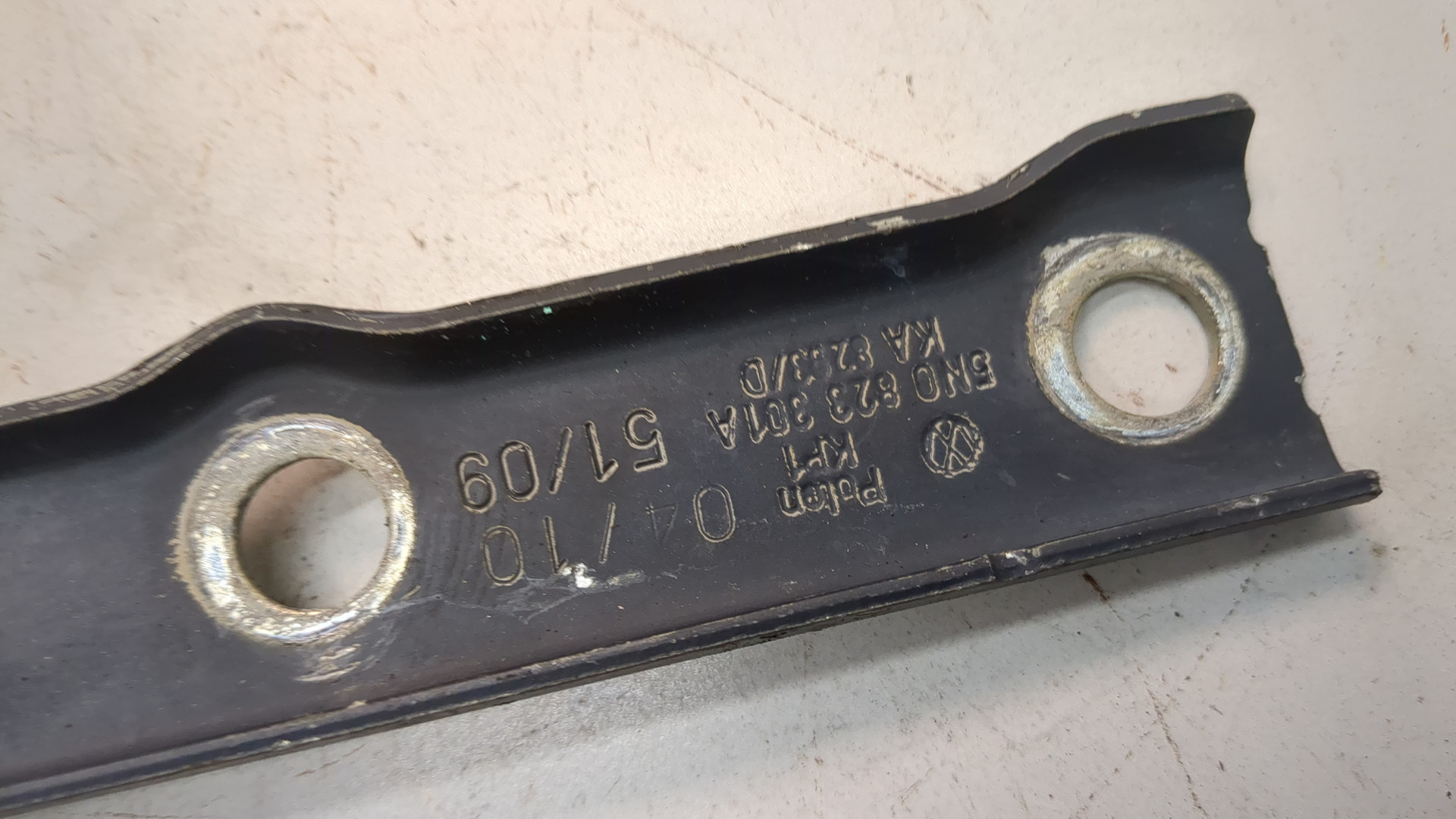 Петля капота левая