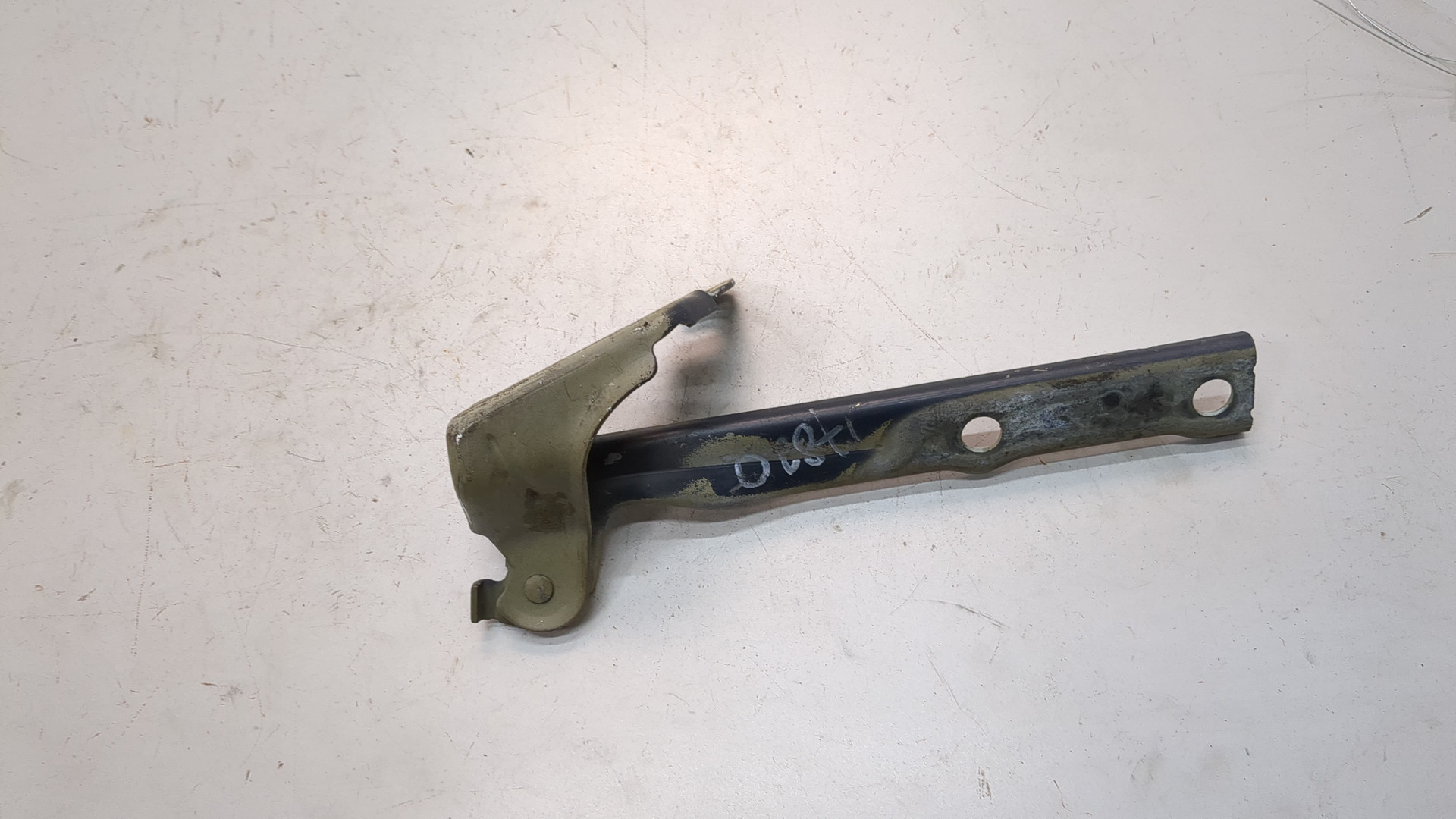 Петля капота левая