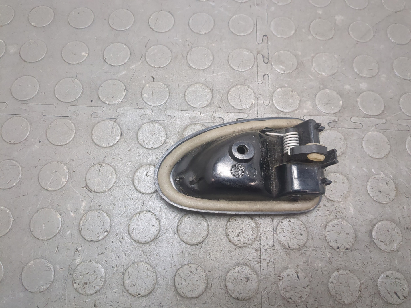 Ручка двери передней внутренняя левая