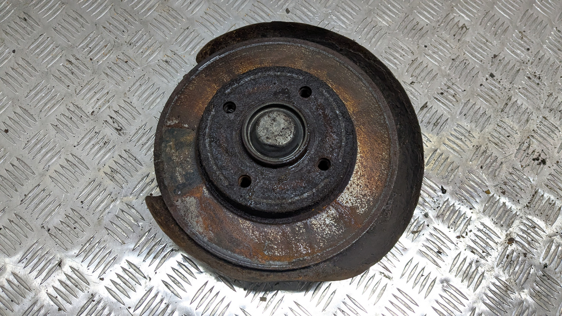 Кулак поворотный задний левый