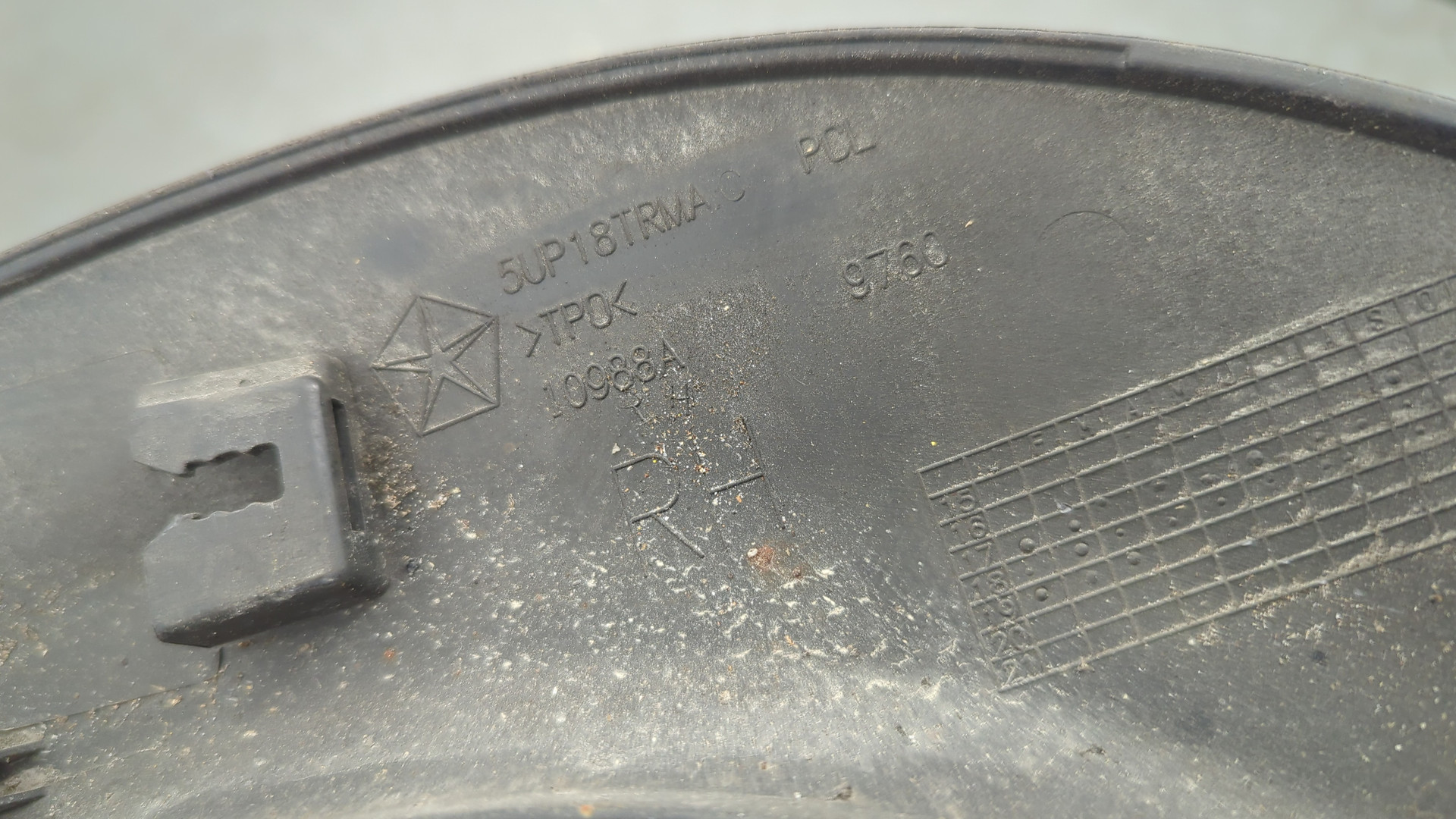 Молдинг заднего крыла правого