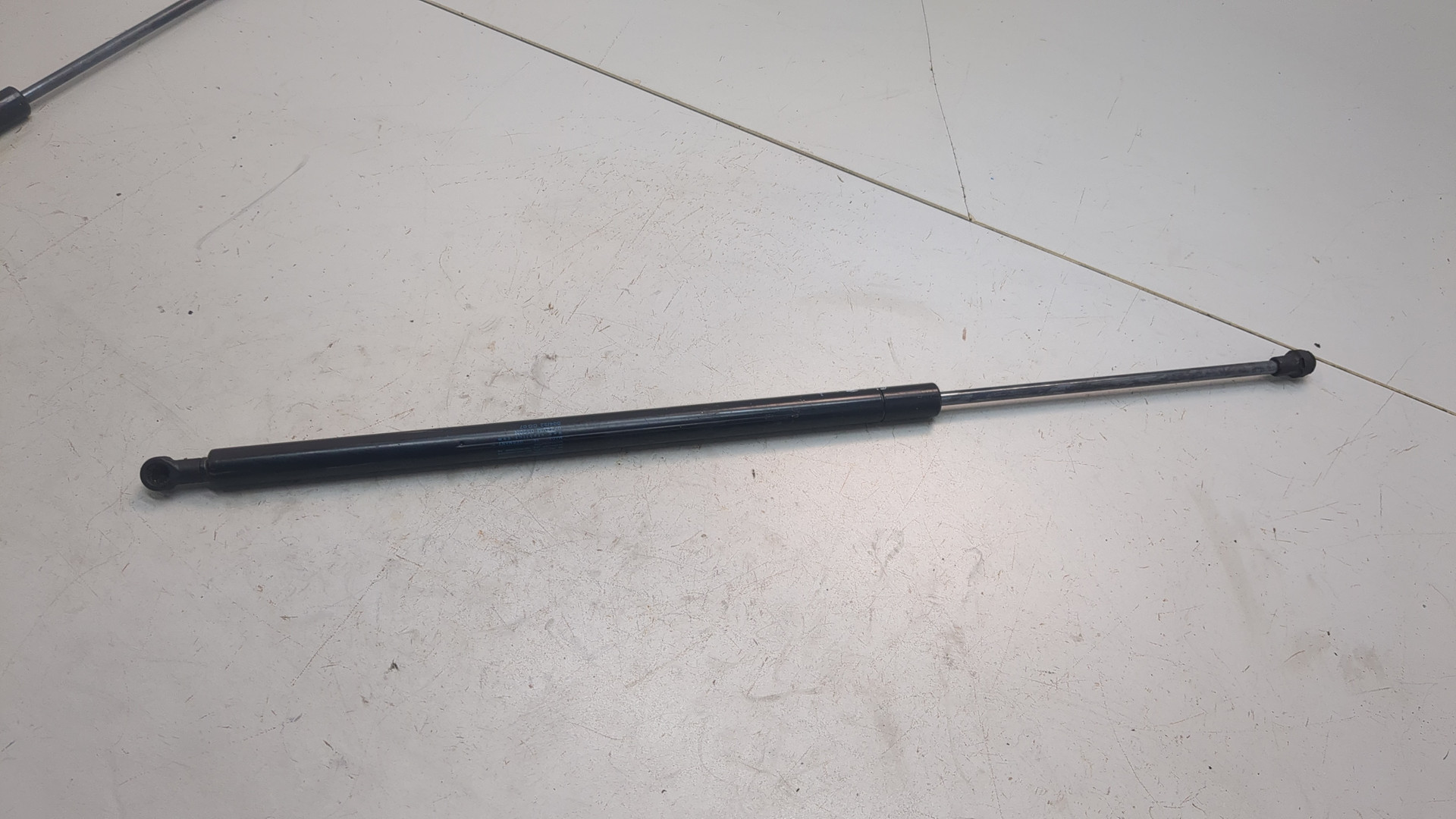 Амортизатор крышки багажника