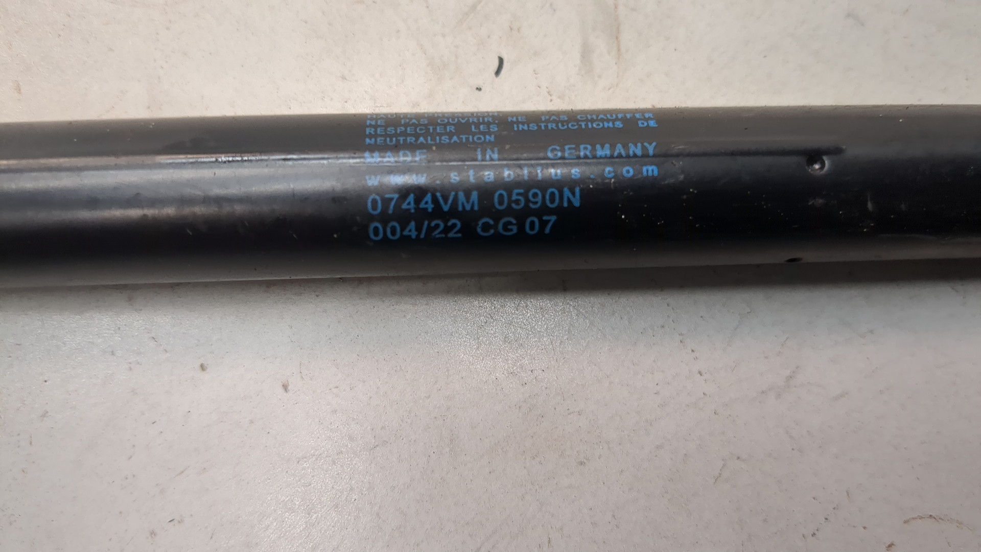 Амортизатор крышки багажника