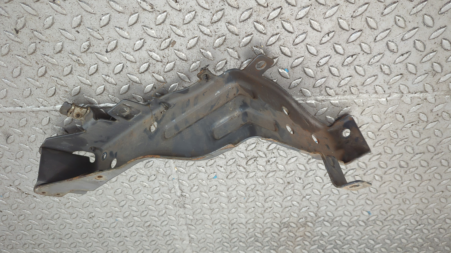 Кронштейн фар правый