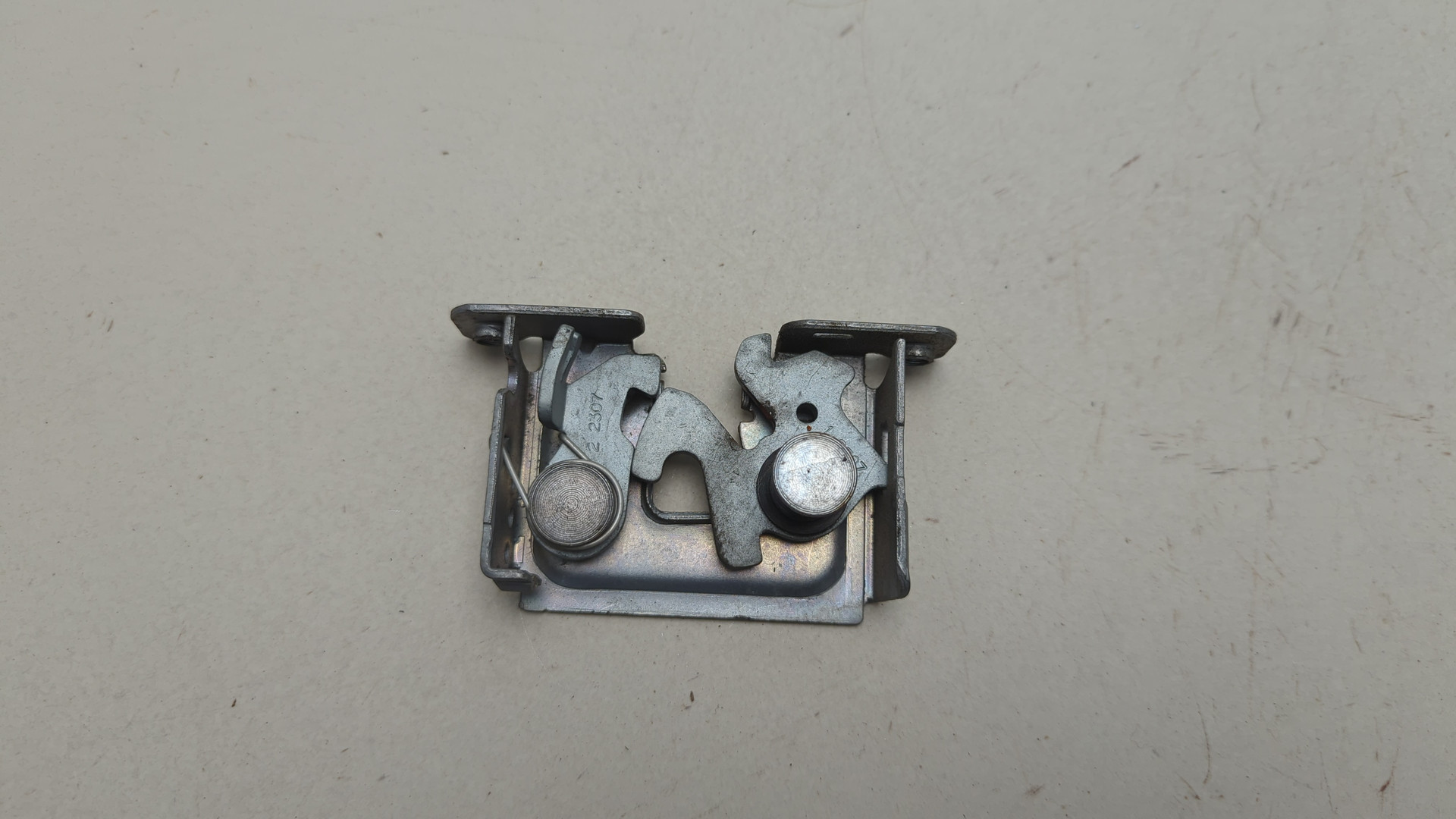 Замок капота