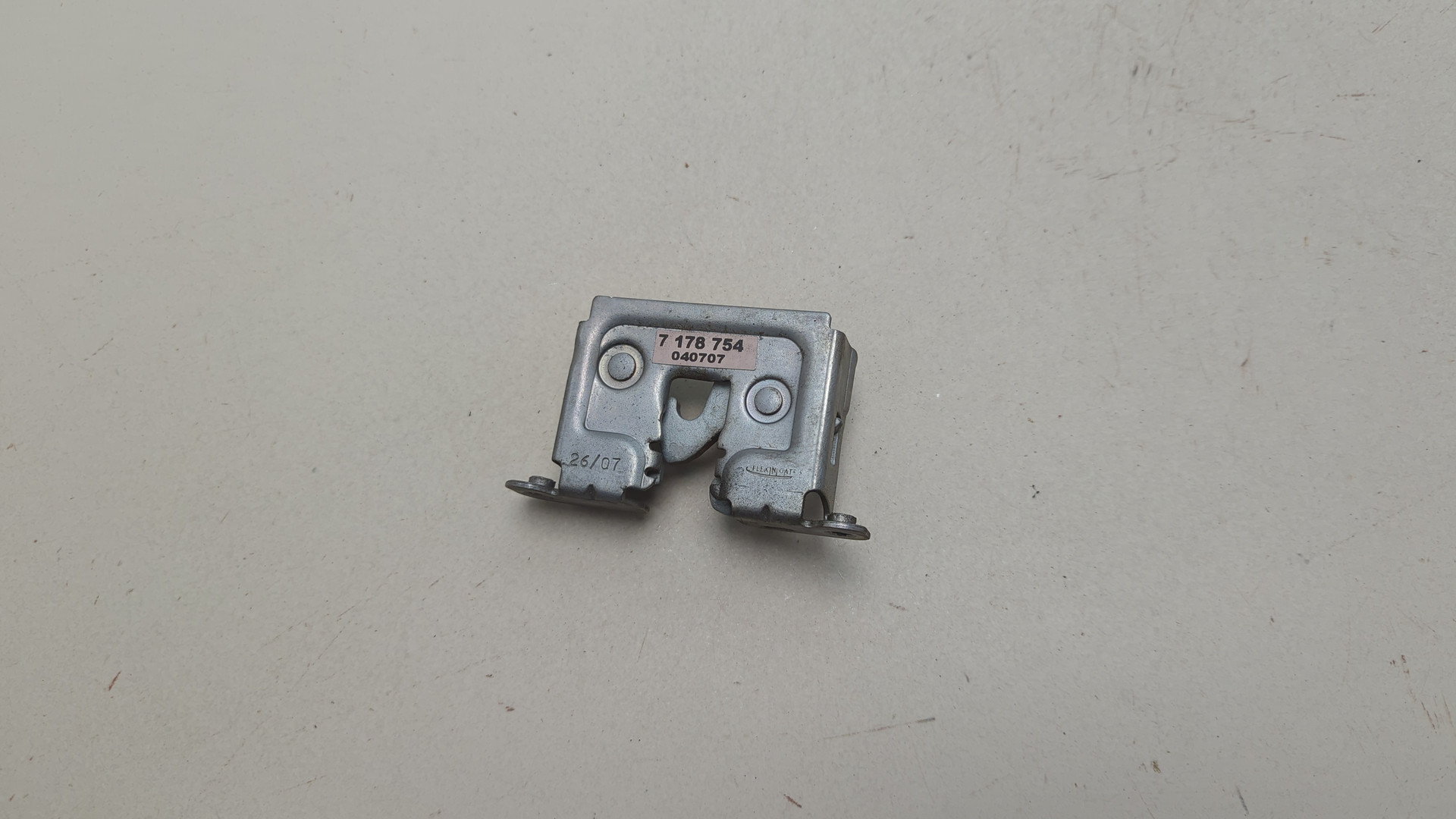 Замок капота