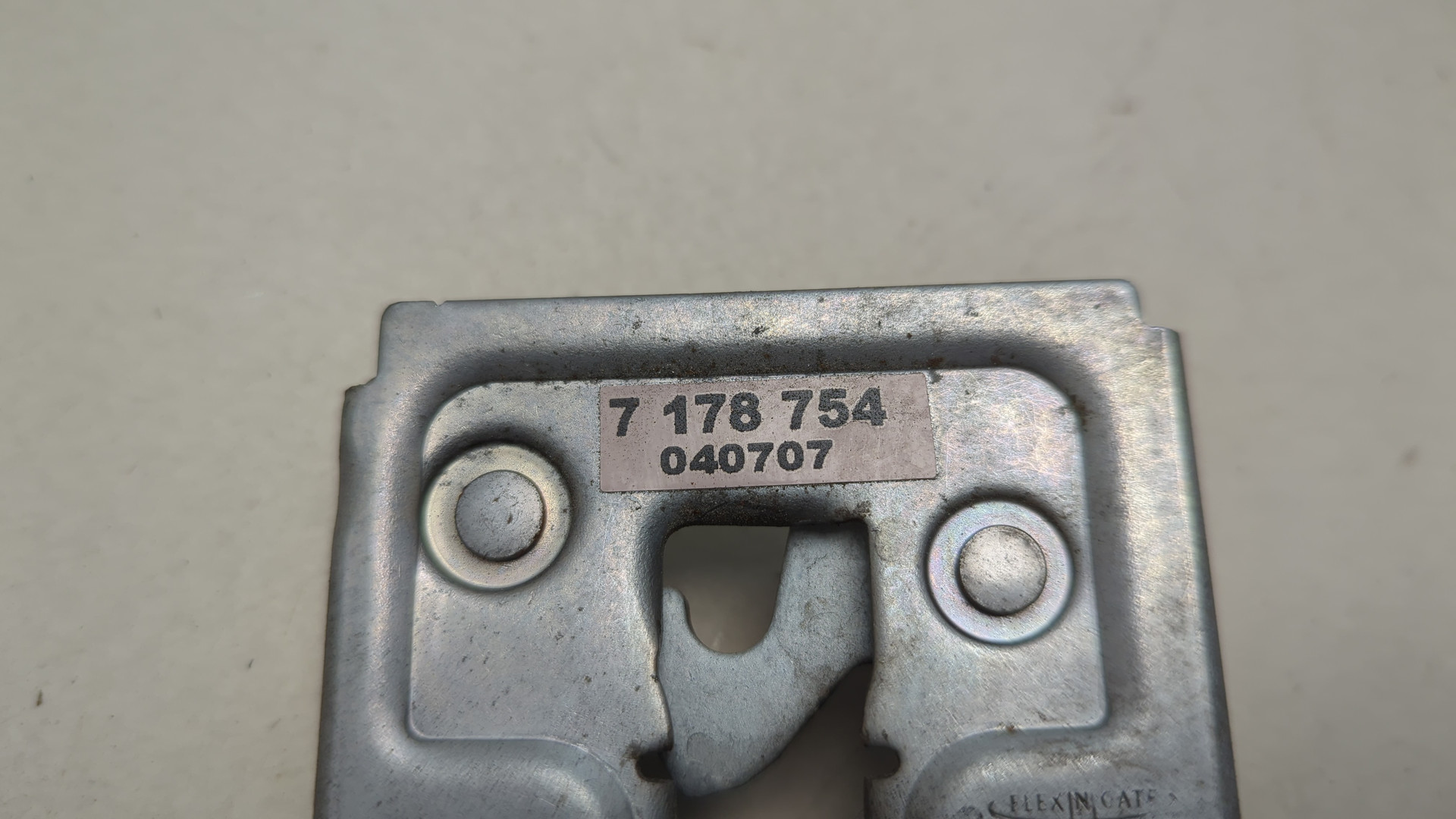 Замок капота