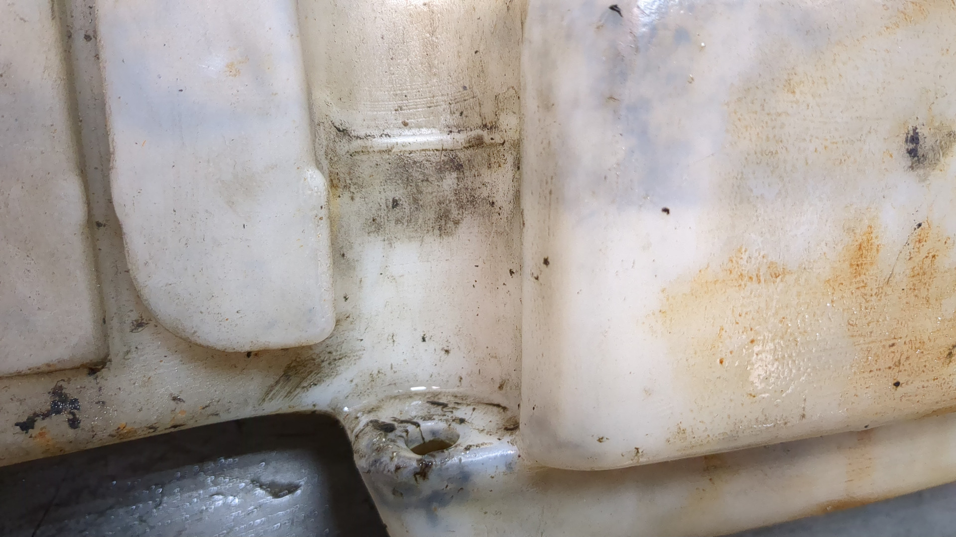 Бачок омывателя лобового стекла