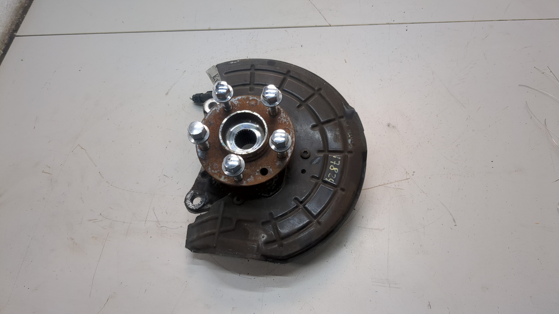 Кулак поворотный передний левый