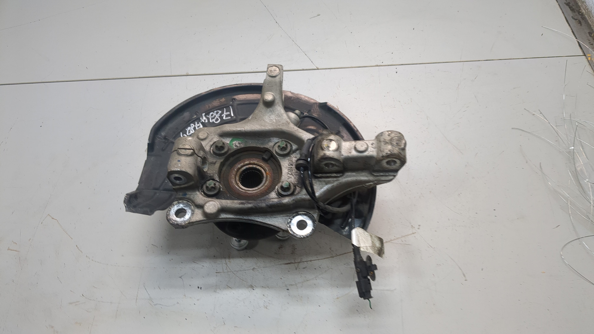 Кулак поворотный передний левый