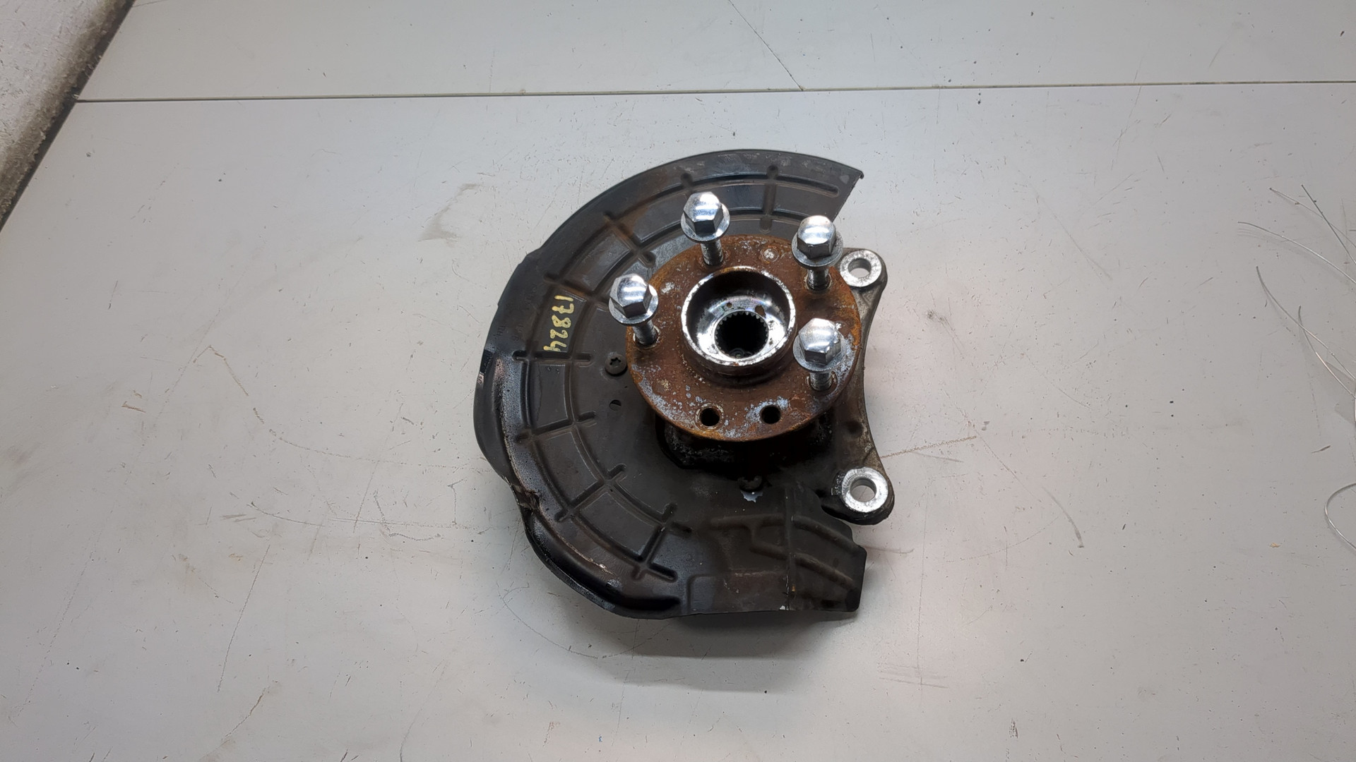 Кулак поворотный передний правый